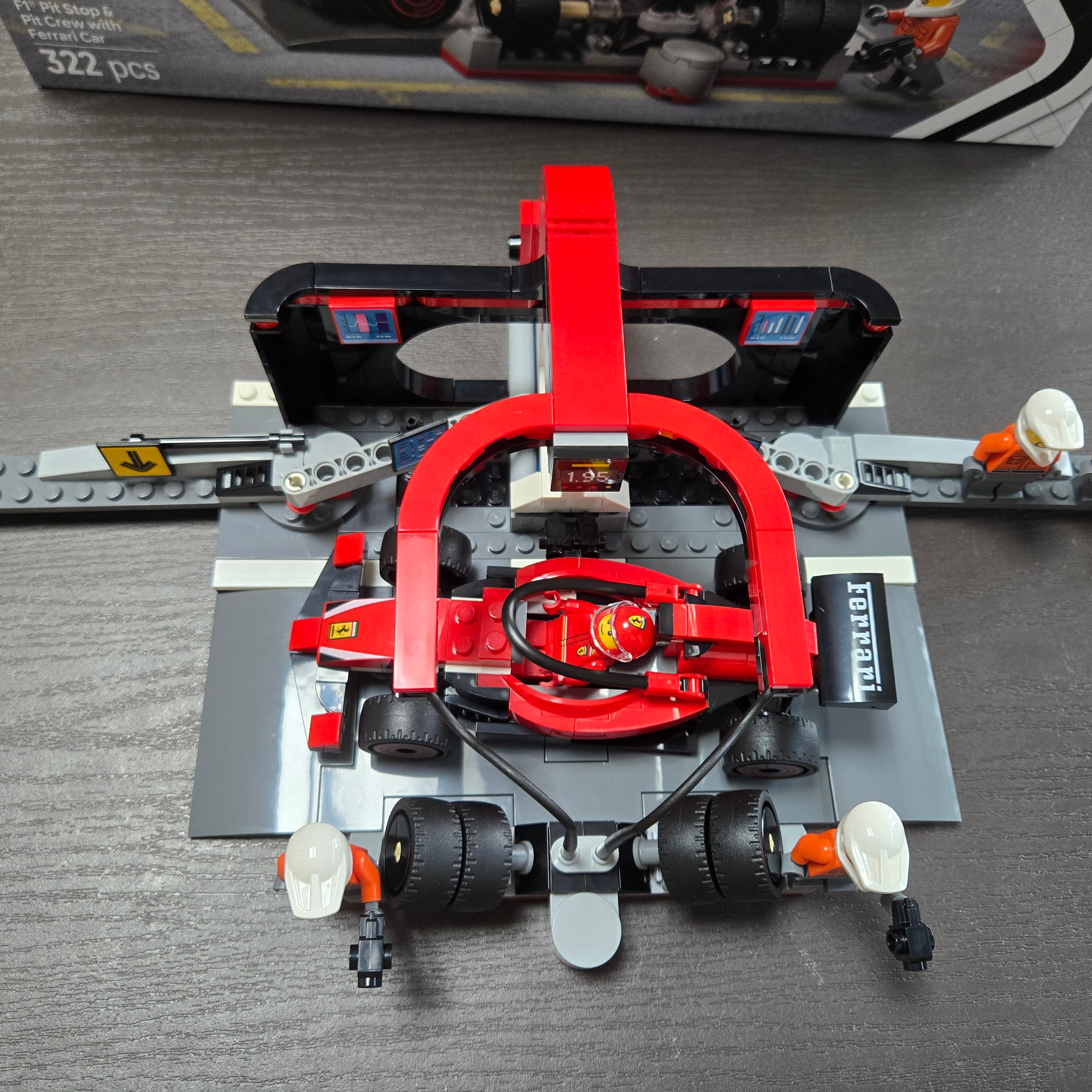 Lego City Ferrari Pit Stop & Pit Crew with Ferrari Car 착용 스타일 - 2