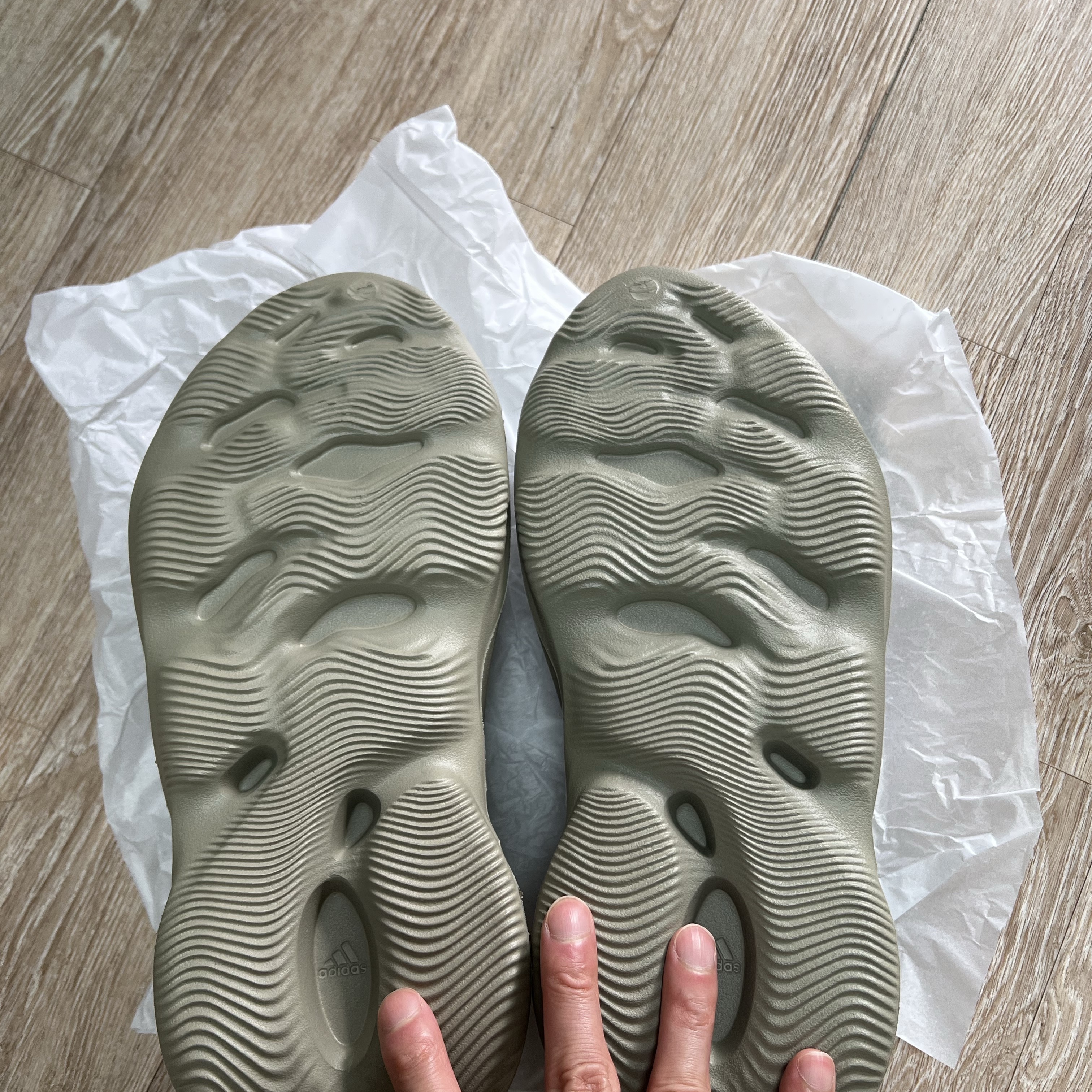 Adidas Yeezy Foam RNNR Stone Salt 착용 스타일 - 2