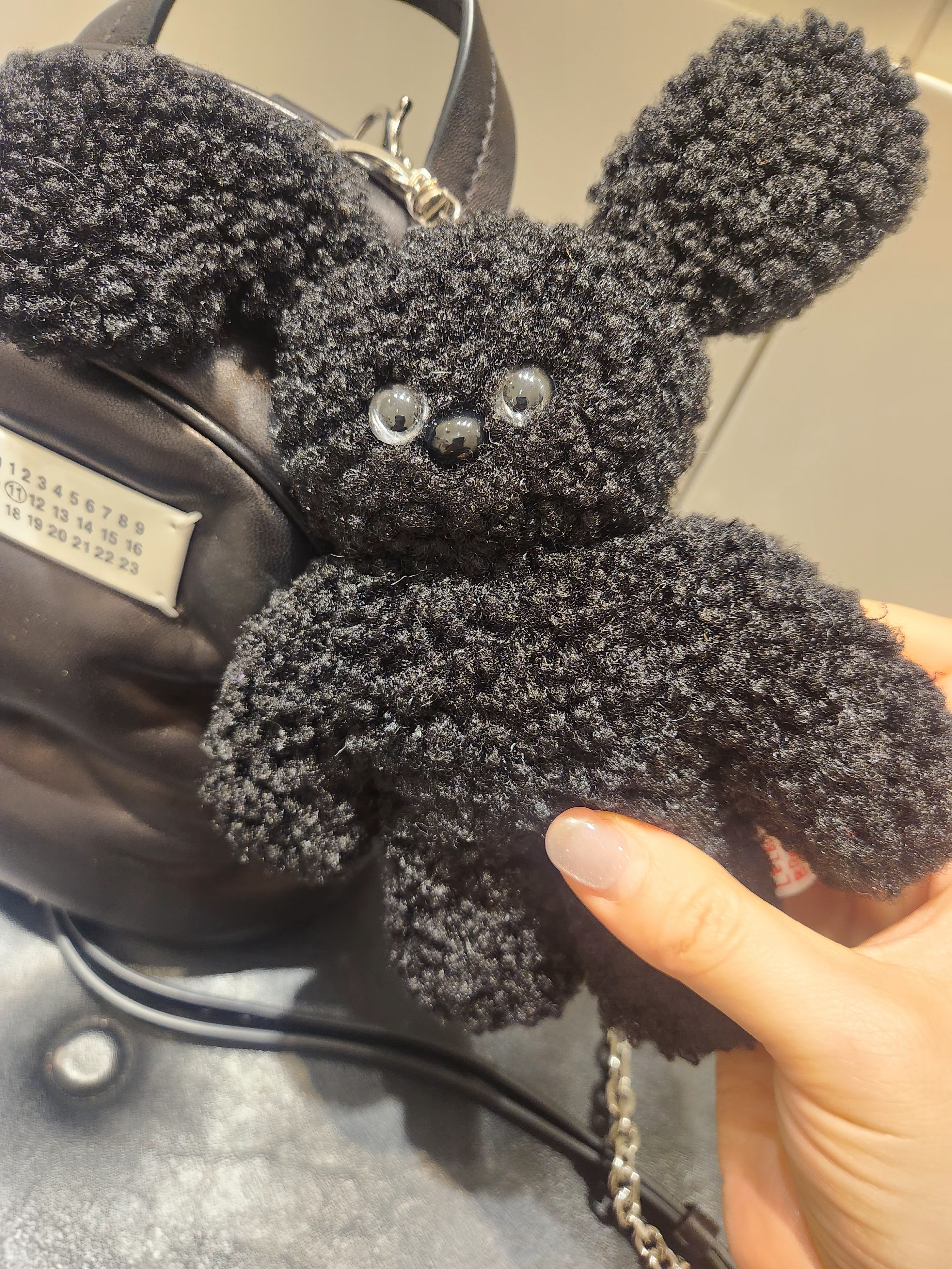Lelbobrown Little Cat Keyring Black 착용 스타일