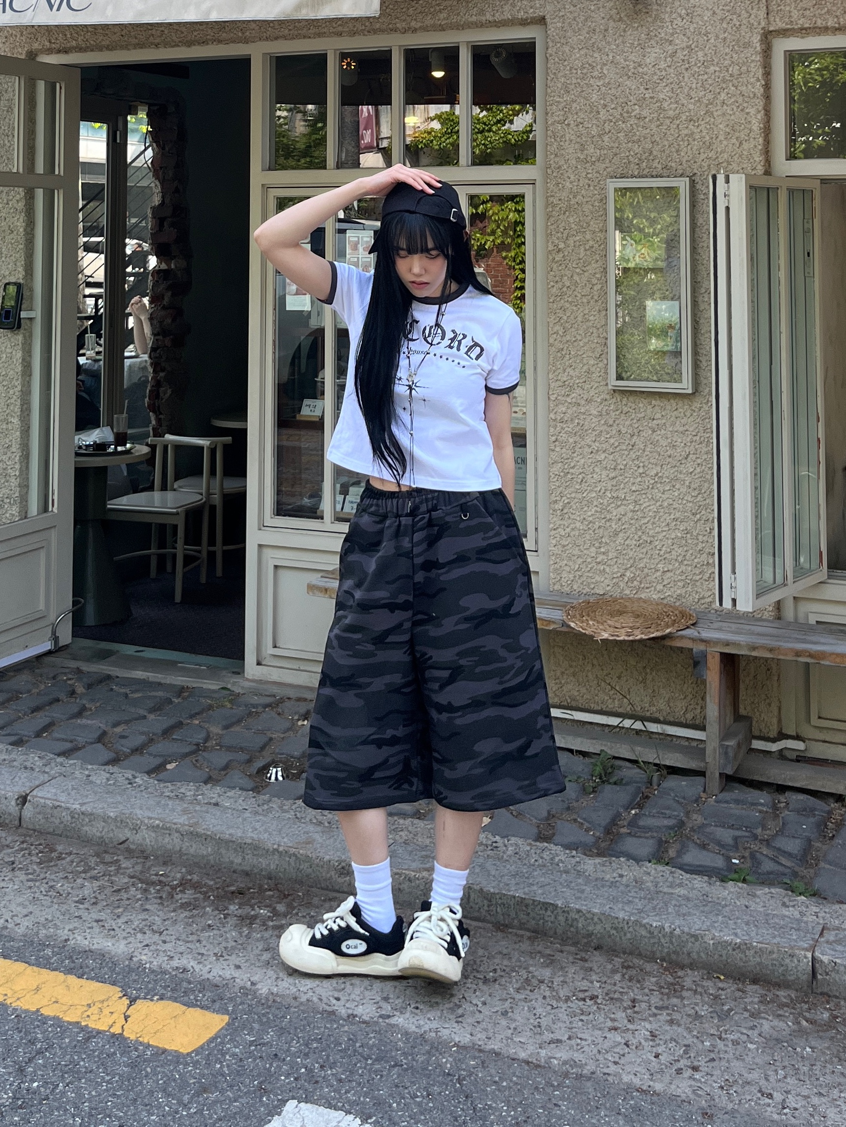 SLOW RECORD HOUSE Unisex RECORD Ringer Tee White, SLOW RECORD HOUSE 04 Bermuda Sweat Pants Camo Charcoal 착용 스타일 - 2