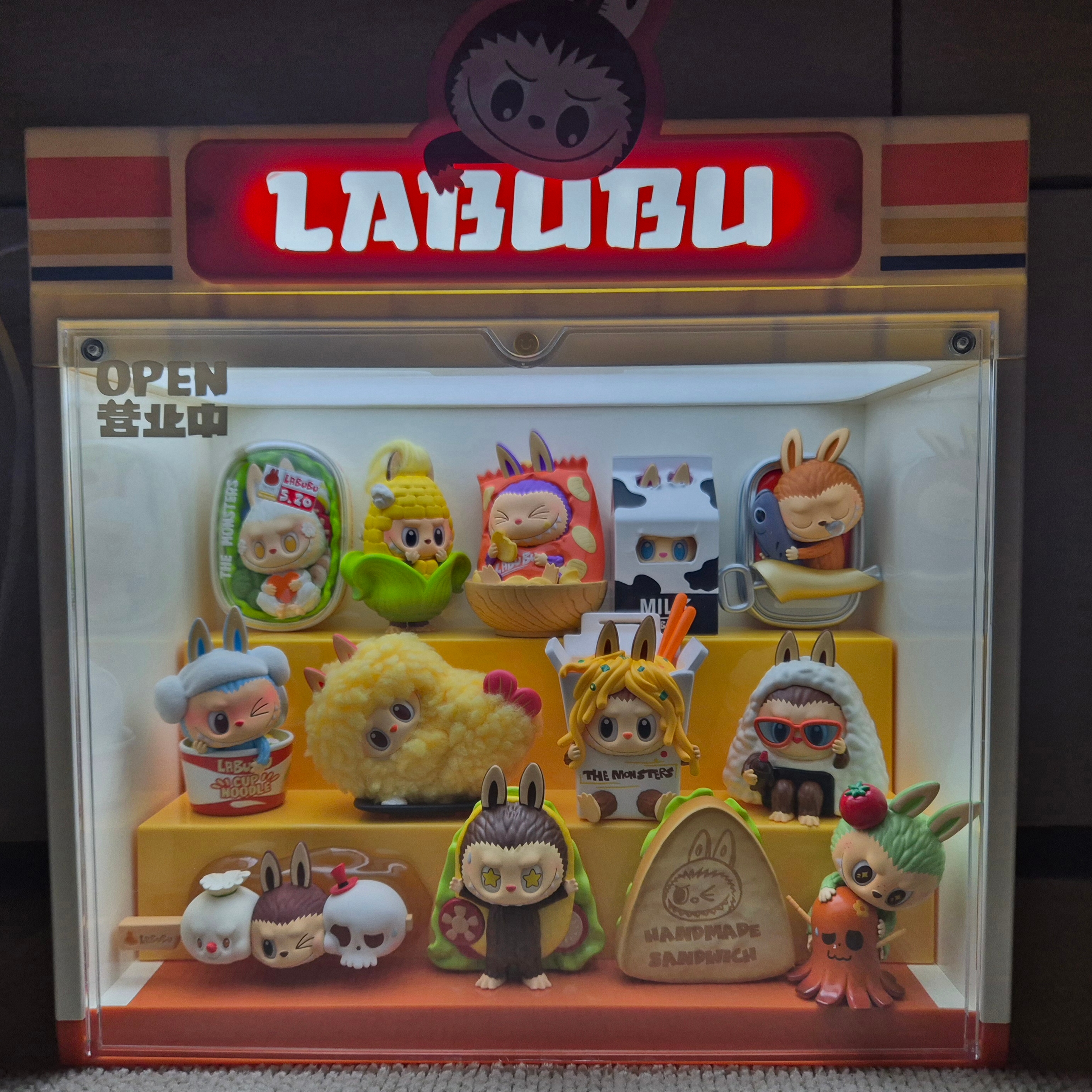 Pop Mart Labubu The Monsters Wacky Mart Series Figures (12 Blind Boxes), Pop Mart Labubu The Monsters Wacky Mart Series Display Container 착용 스타일 - 2