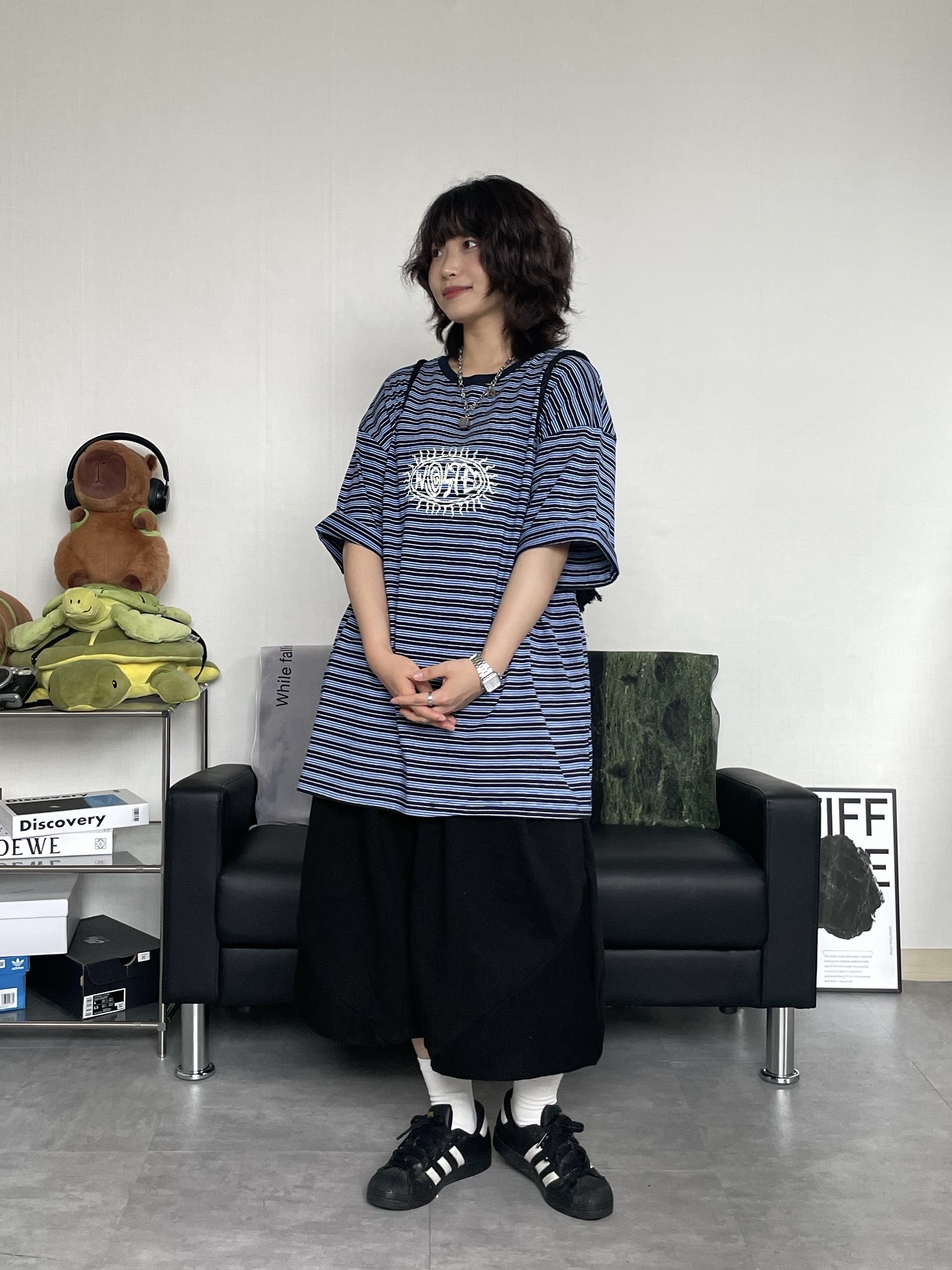 Adidas Superstar Core Black White 착용 스타일 - 2