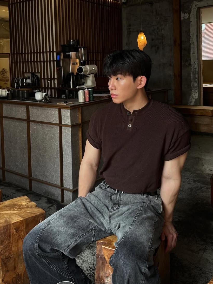 Knitted Coolever Henley Neck Half Sleeve Knit Brown 착용 스타일
