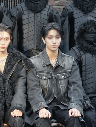 [KREAM 단독] BLR Signature Raw Cut Washing Denim Trucker Jacket Black 착용 스타일