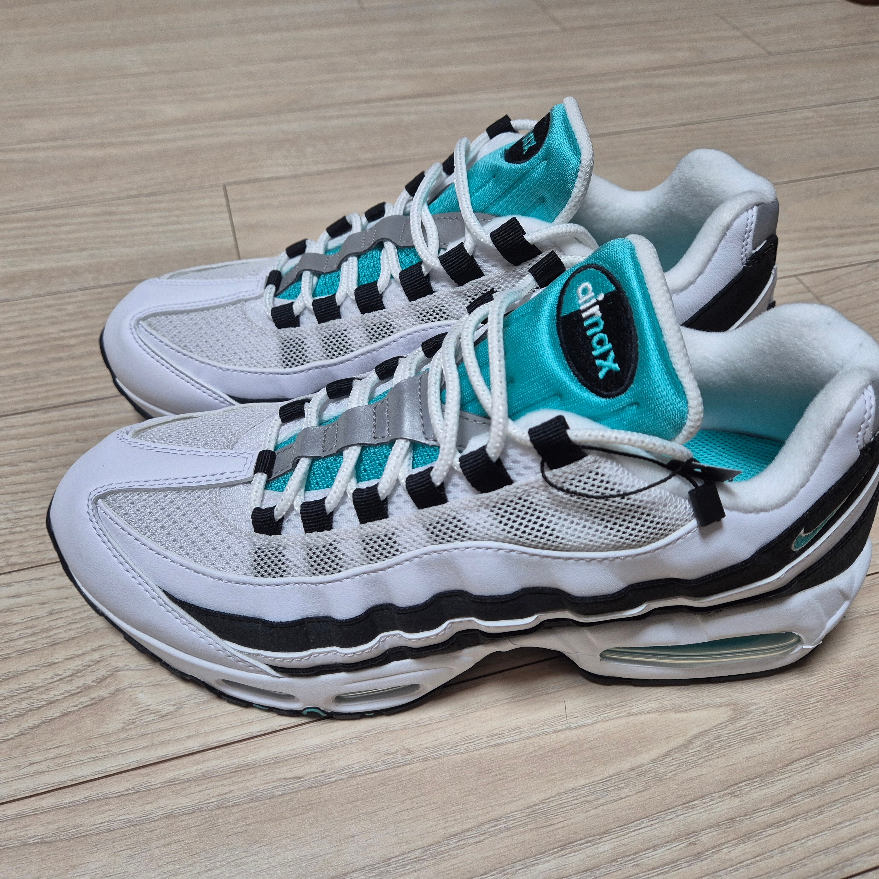 Nike Air Max 95 OG White and Black 착용 스타일 - 2
