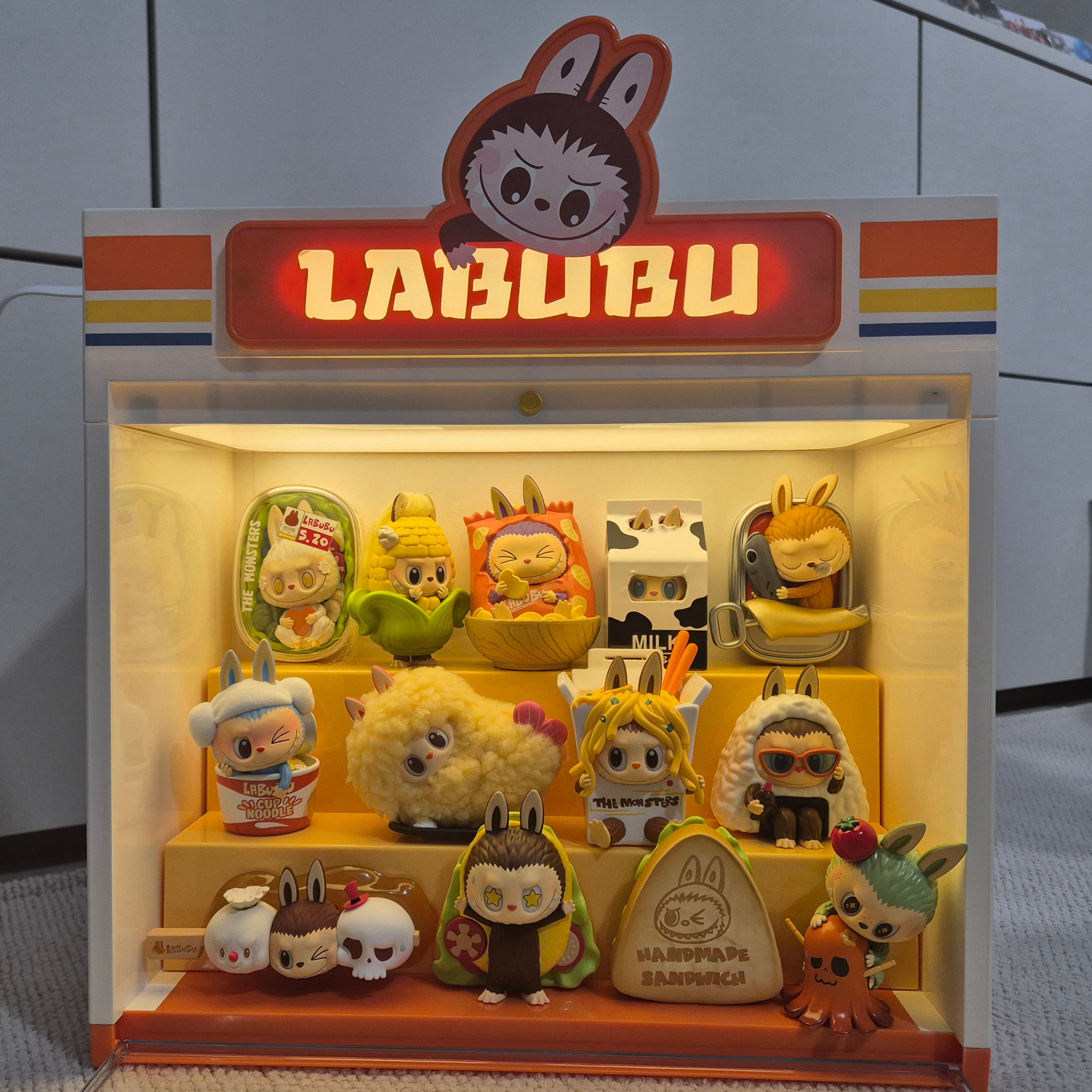 Pop Mart Labubu The Monsters Wacky Mart Series Figures (12 Blind Boxes), Pop Mart Labubu The Monsters Wacky Mart Series Display Container 착용 스타일 - 3
