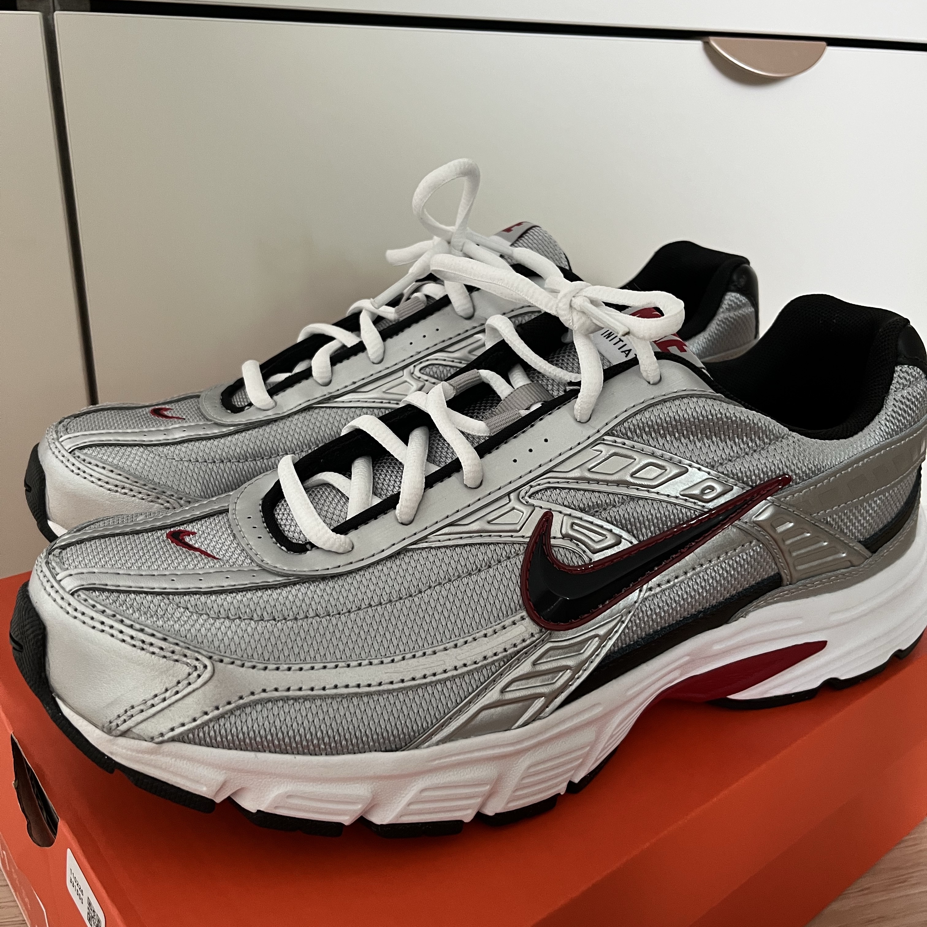 Nike Initiator Metallic Silver Black 착용 스타일