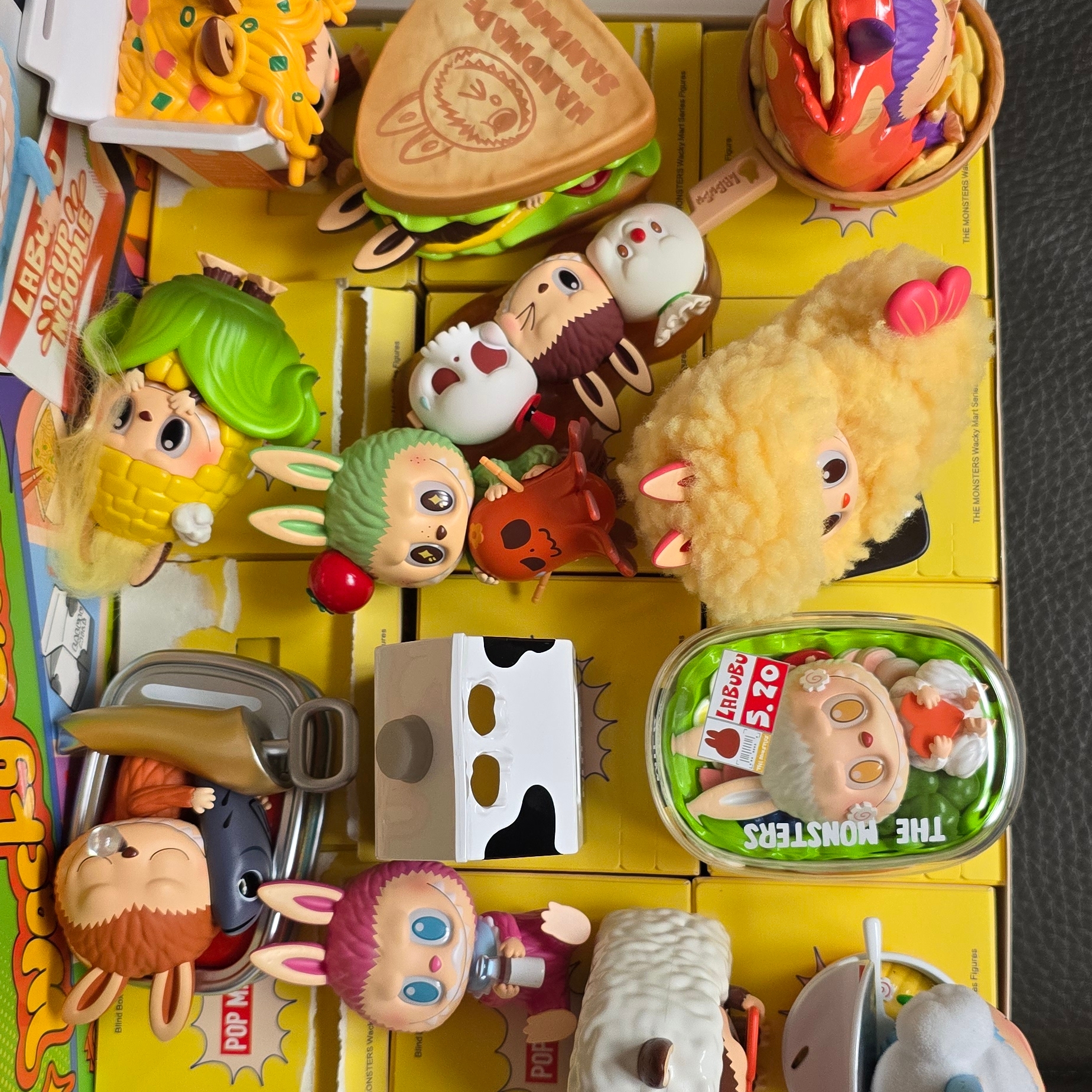 Pop Mart Labubu The Monsters Wacky Mart Series Figures (12 Blind Boxes) 착용 스타일 - 2
