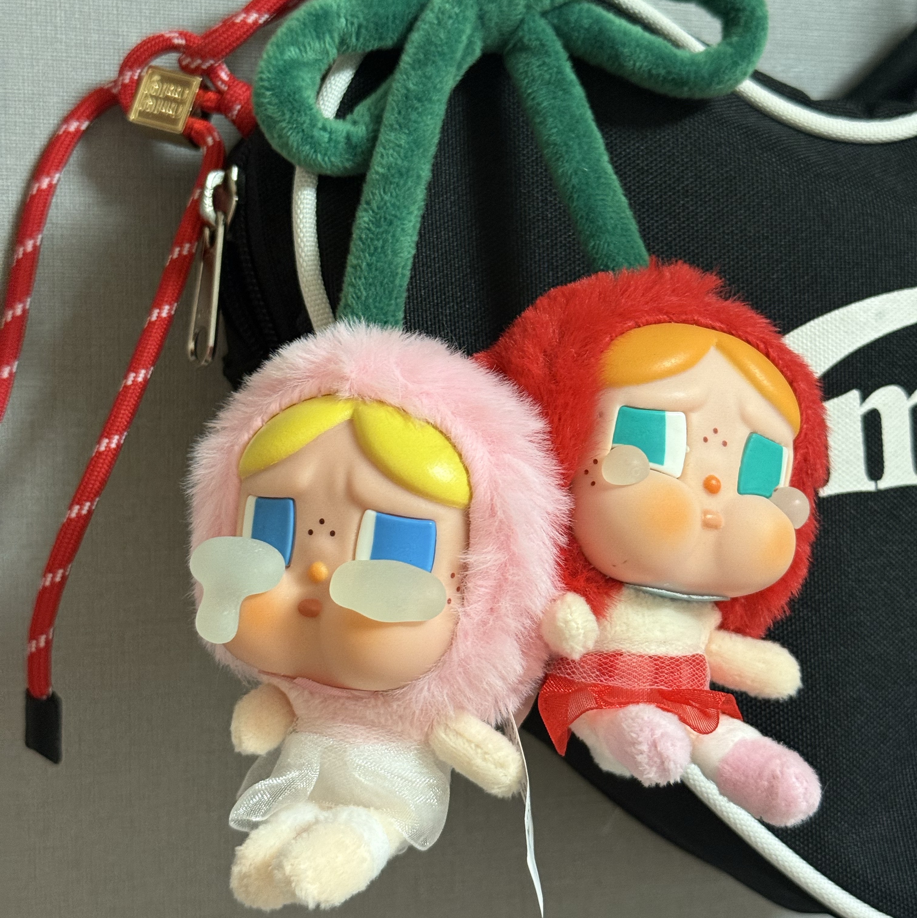 Pop Mart Crybaby Crying For Love Series Vinyl Plush, Emis Heart Tote Bag Black 착용 스타일 - 1