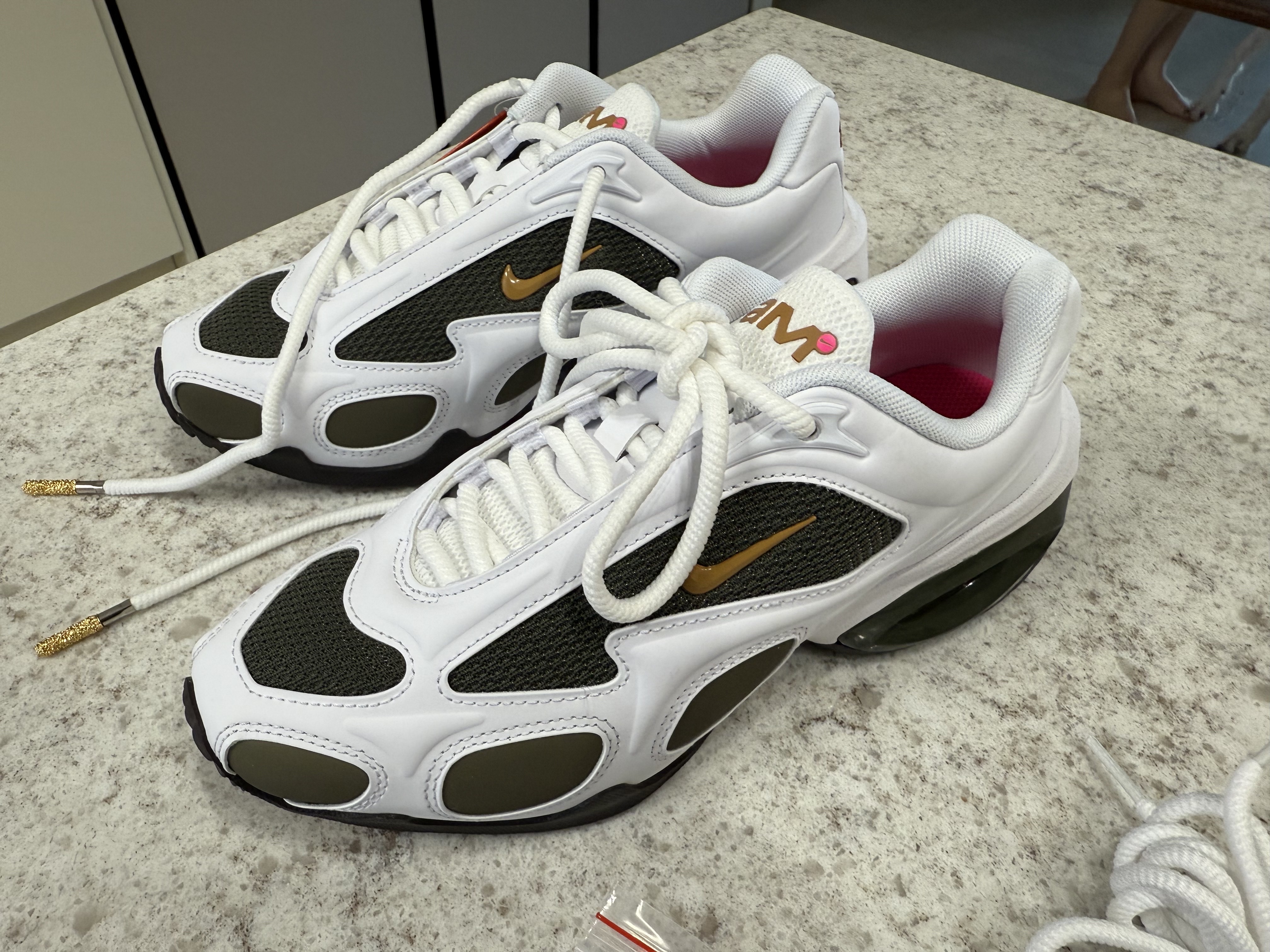 (W) Jordan x Tela Flight Court Crepe, (W) Nike x Veneda Carter Air Max Muse White and Cargo Khaki 착용 스타일 - 9