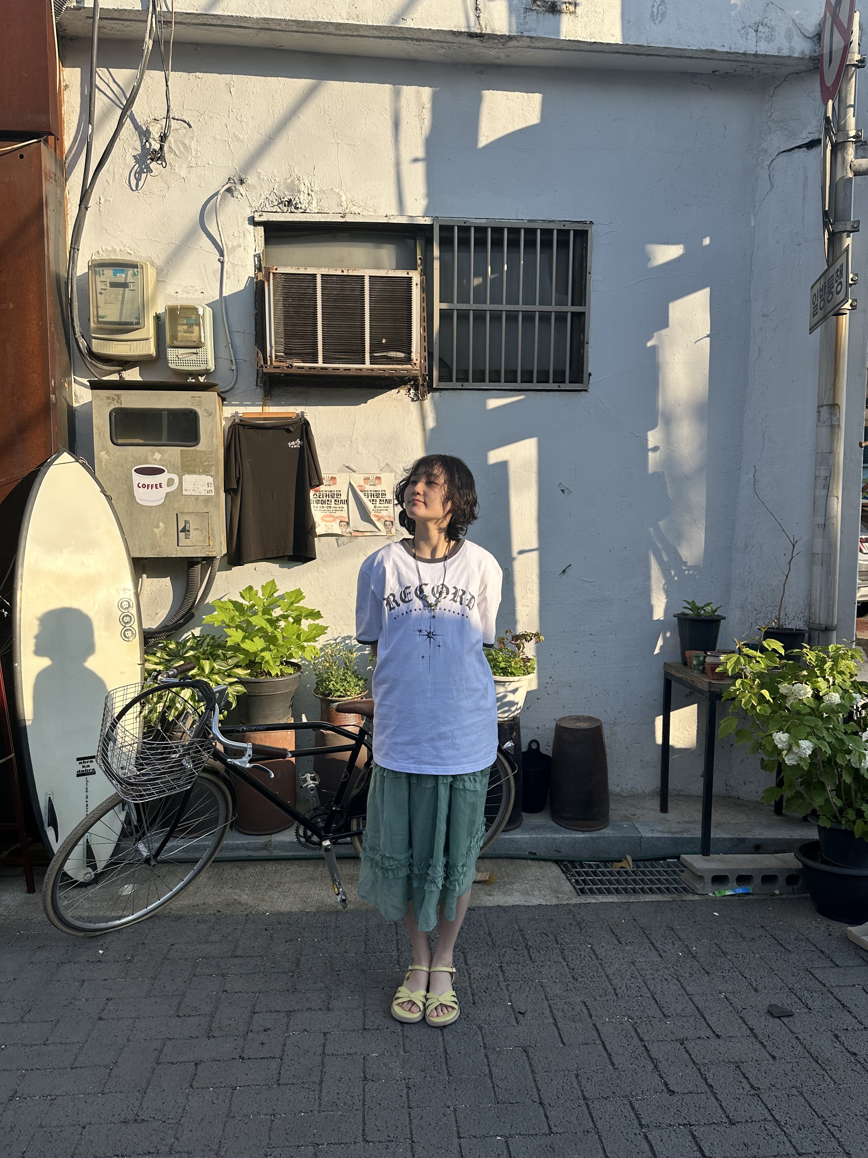 SLOW RECORD HOUSE Unisex RECORD Ringer Tee White 착용 스타일 - 5