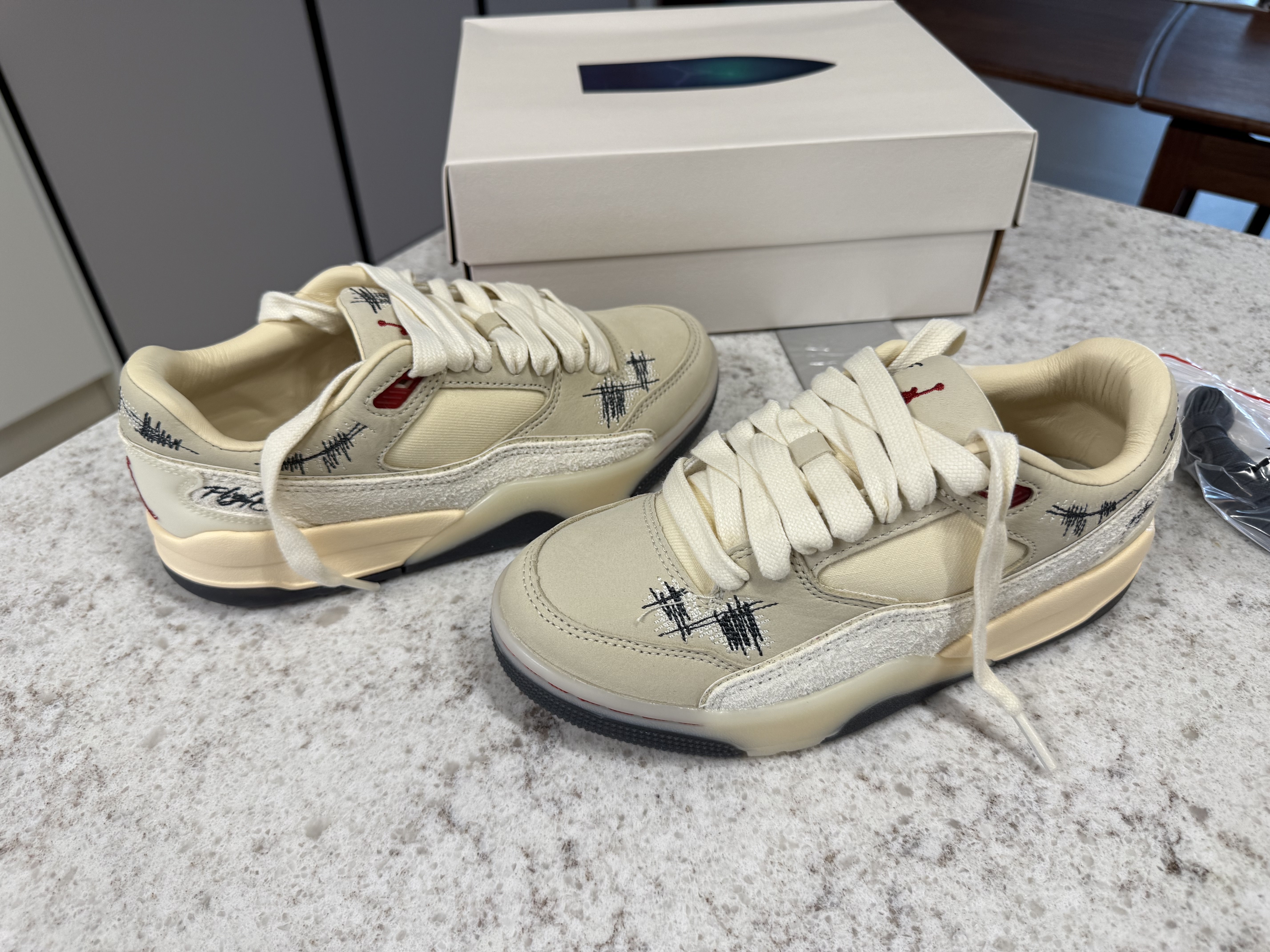 (W) Jordan x Tela Flight Court Crepe, (W) Nike x Veneda Carter Air Max Muse White and Cargo Khaki 착용 스타일 - 3