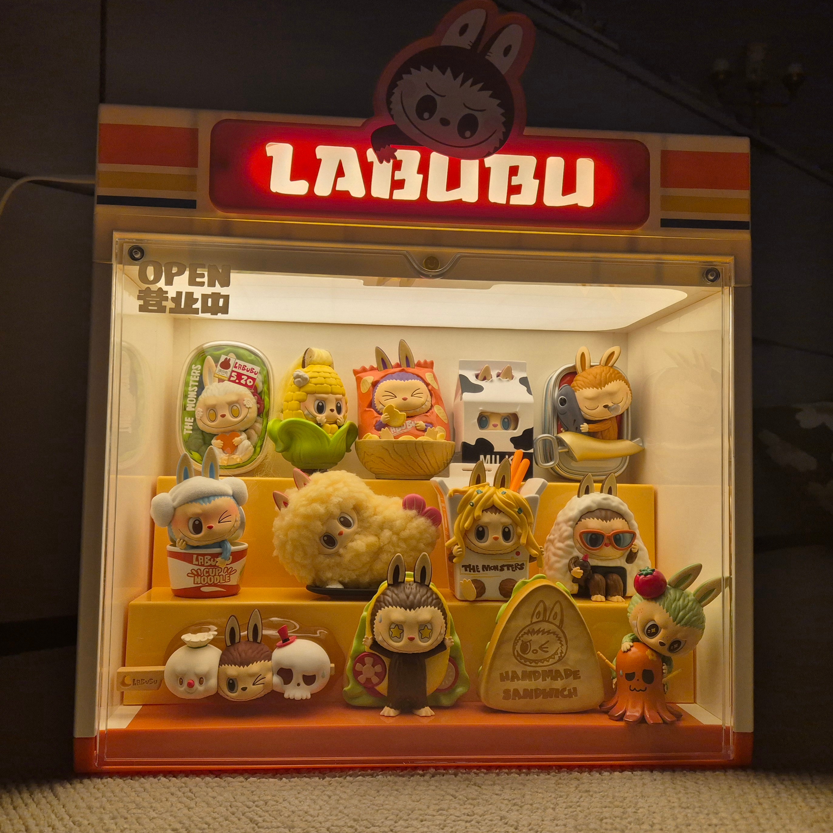 Pop Mart Labubu The Monsters Wacky Mart Series Figures (12 Blind Boxes), Pop Mart Labubu The Monsters Wacky Mart Series Display Container 착용 스타일 - 1
