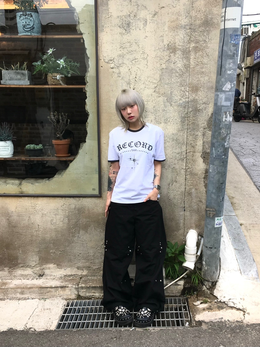 SLOW RECORD HOUSE Unisex RECORD Ringer Tee White 착용 스타일 - 3
