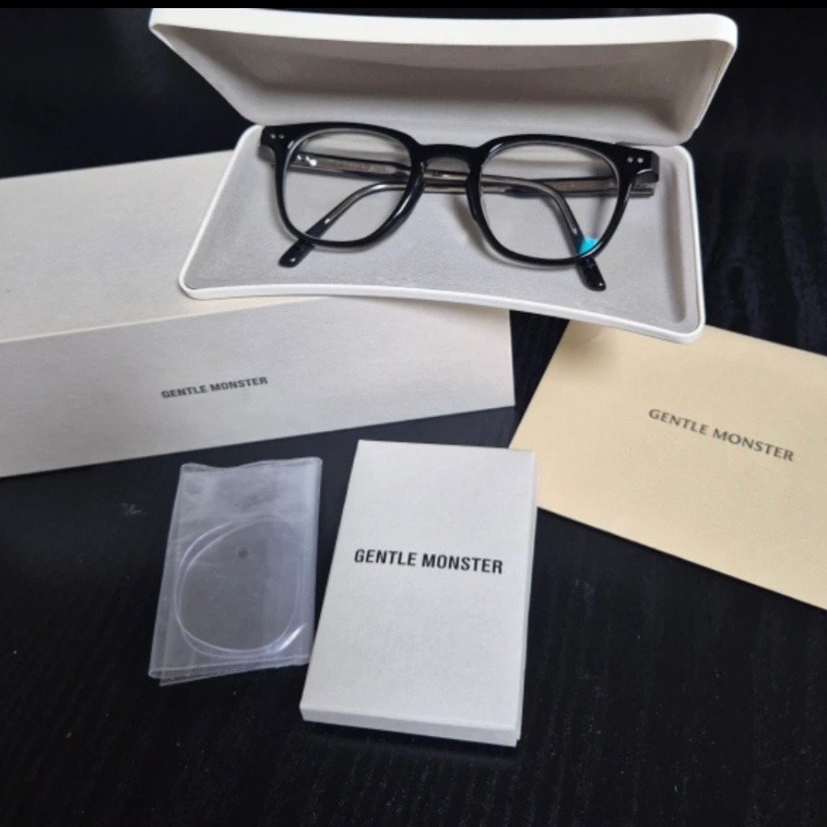 Gentle Monster Lutto 01 Black 착용 스타일