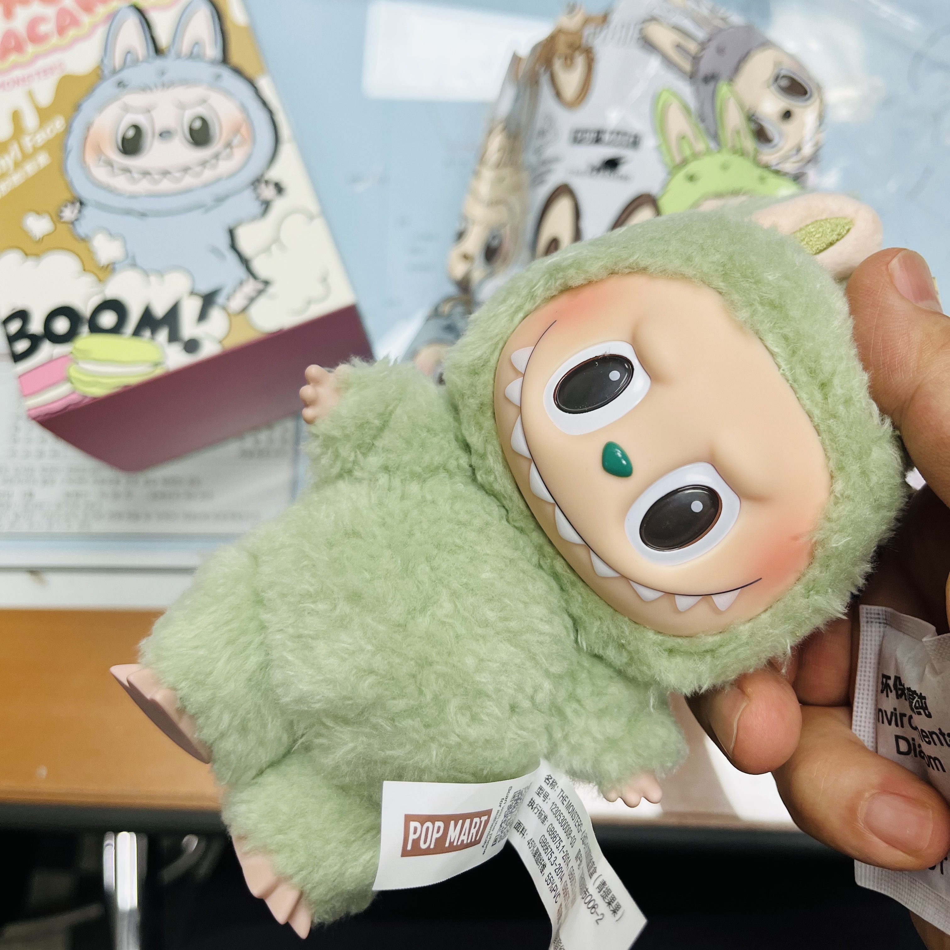 Pop Mart Labubu The Monsters Labubu Tasty Macarons Series Green Grape Keyring 착용 스타일