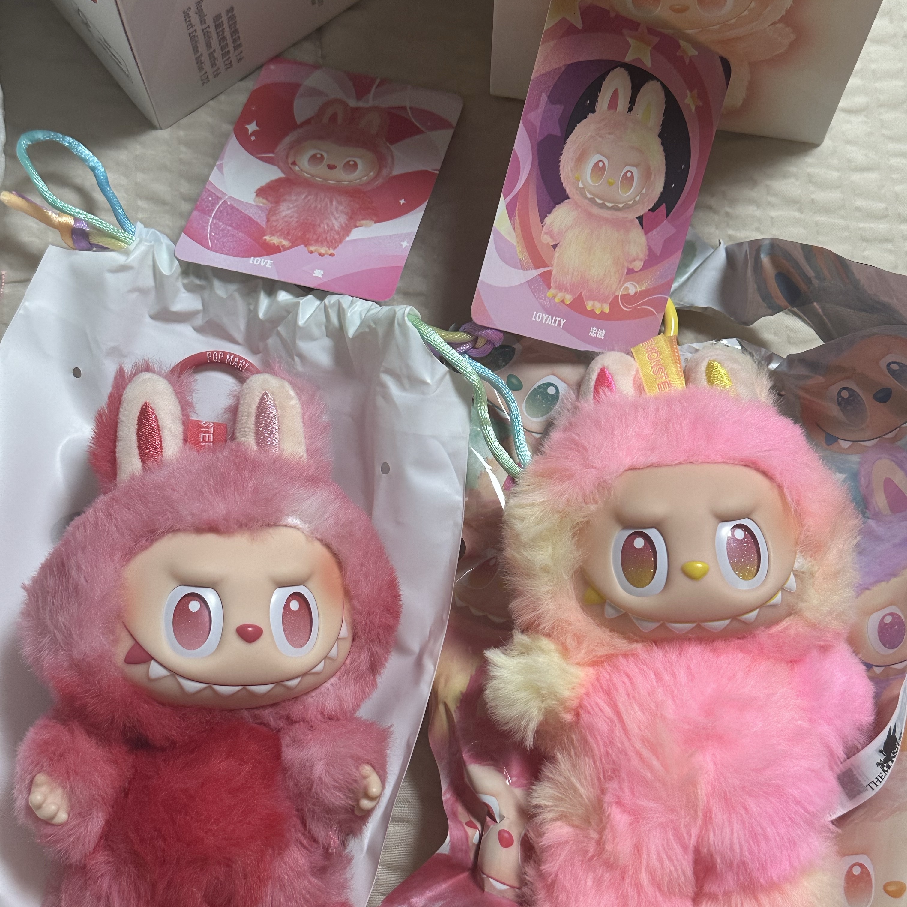 Pop Mart Labubu The Monsters Highlight Series Sealed Case (Bundle of 2/1 Blind Box) 착용 스타일