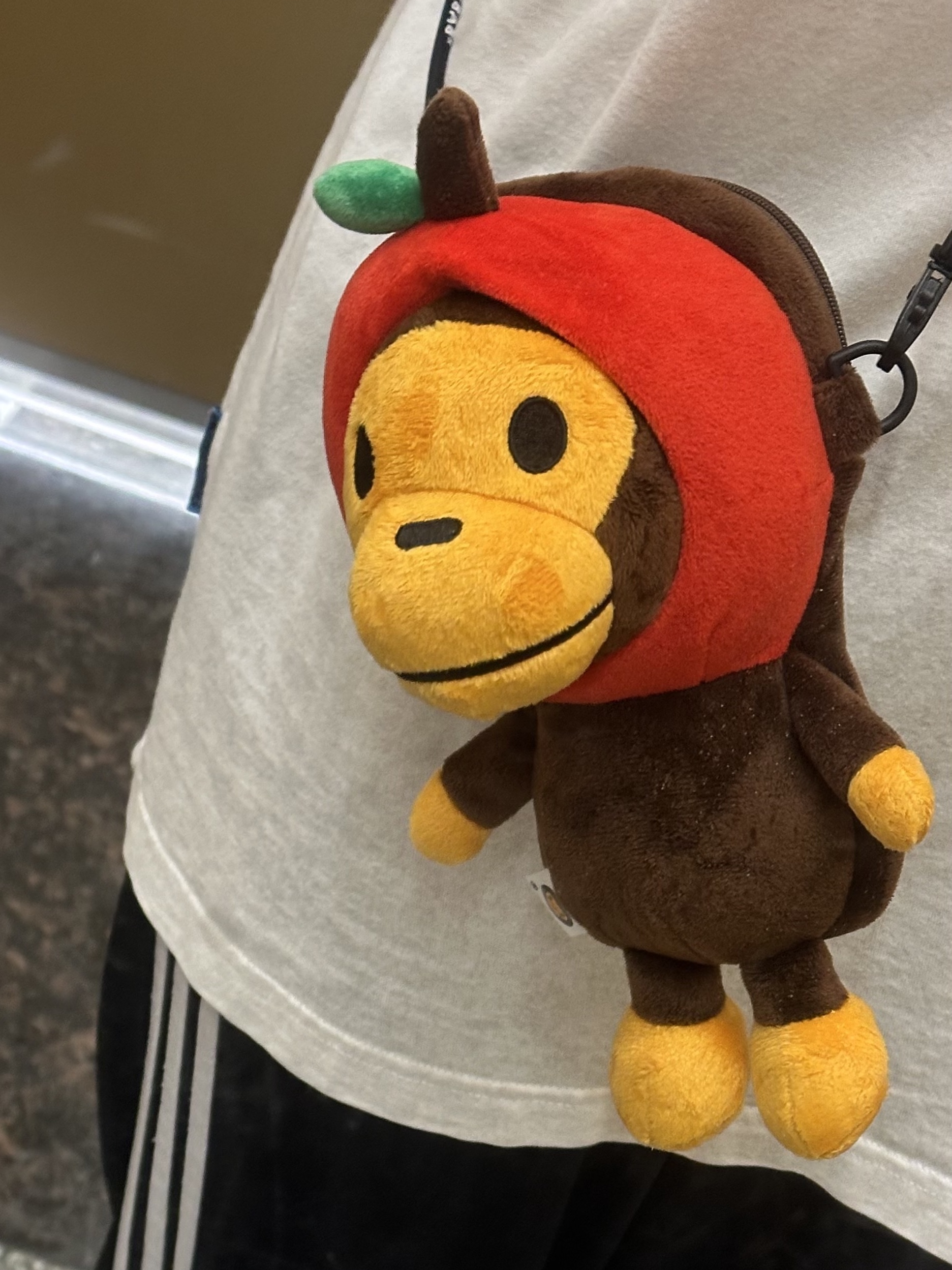 BAPE Baby Milo Plush Mobile Bag Red 착용 스타일 - 2