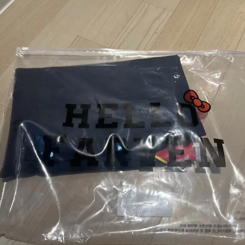 Farven x Tanning Hello Kitty Hello Summer T-Shirt_Navy 착용 스타일