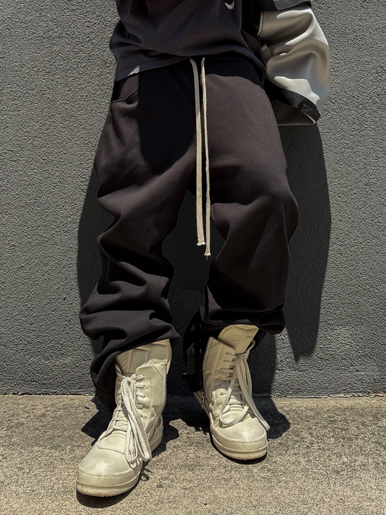 (W) Rick Owens Geobasket Sneakers Milk, Wapworks Flare Layerd Sweat Pants Black 착용 스타일 - 5