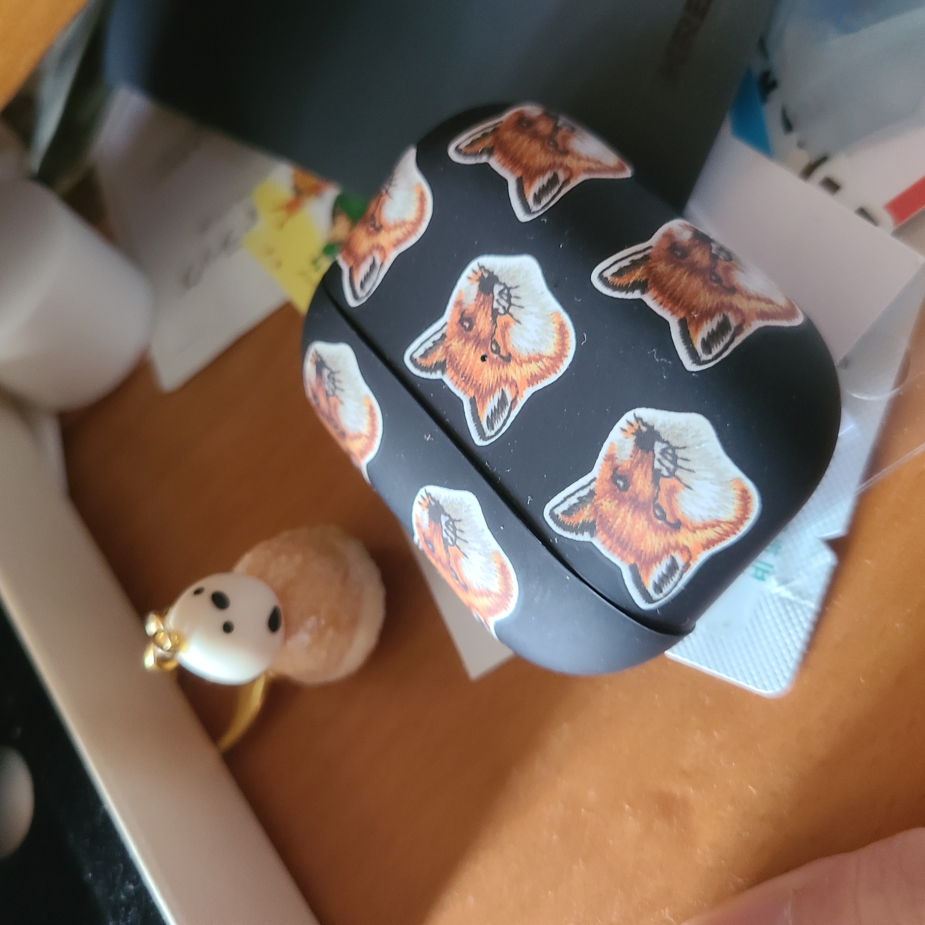 Native Union x Maison Kitsune All Over Fox Head Airpods Pro2 Case 착용 스타일