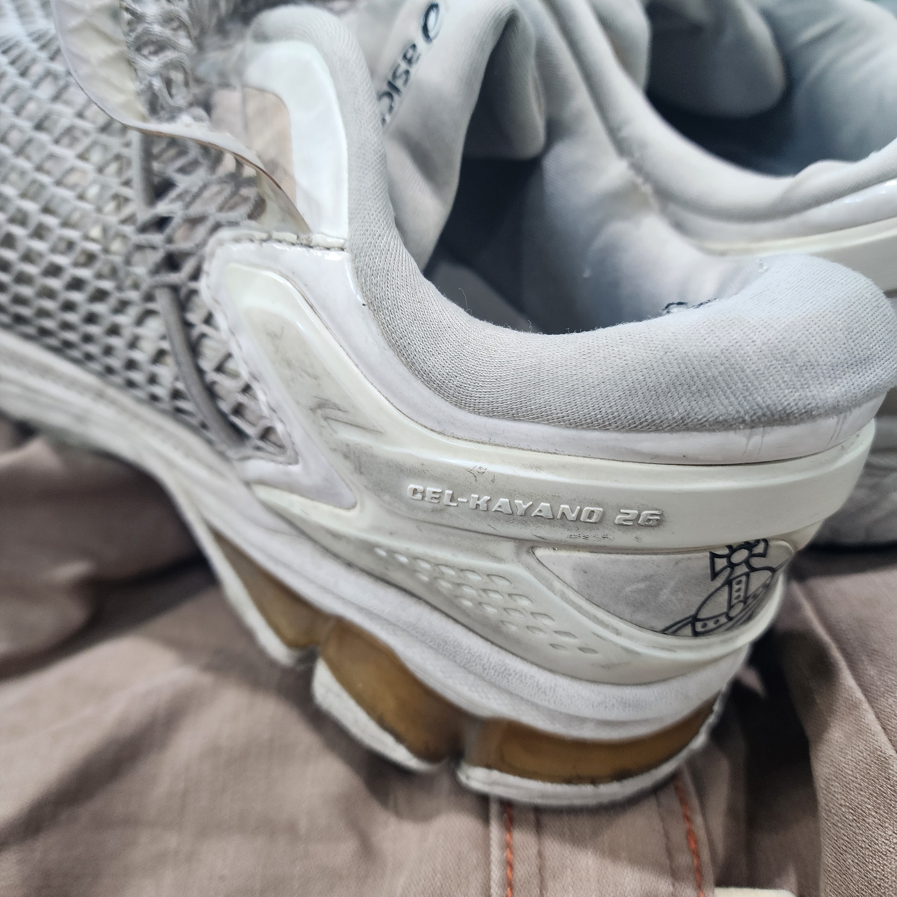 Asics x Vivienne Westwood Gel-Kayano 26 Birch White 착용 스타일