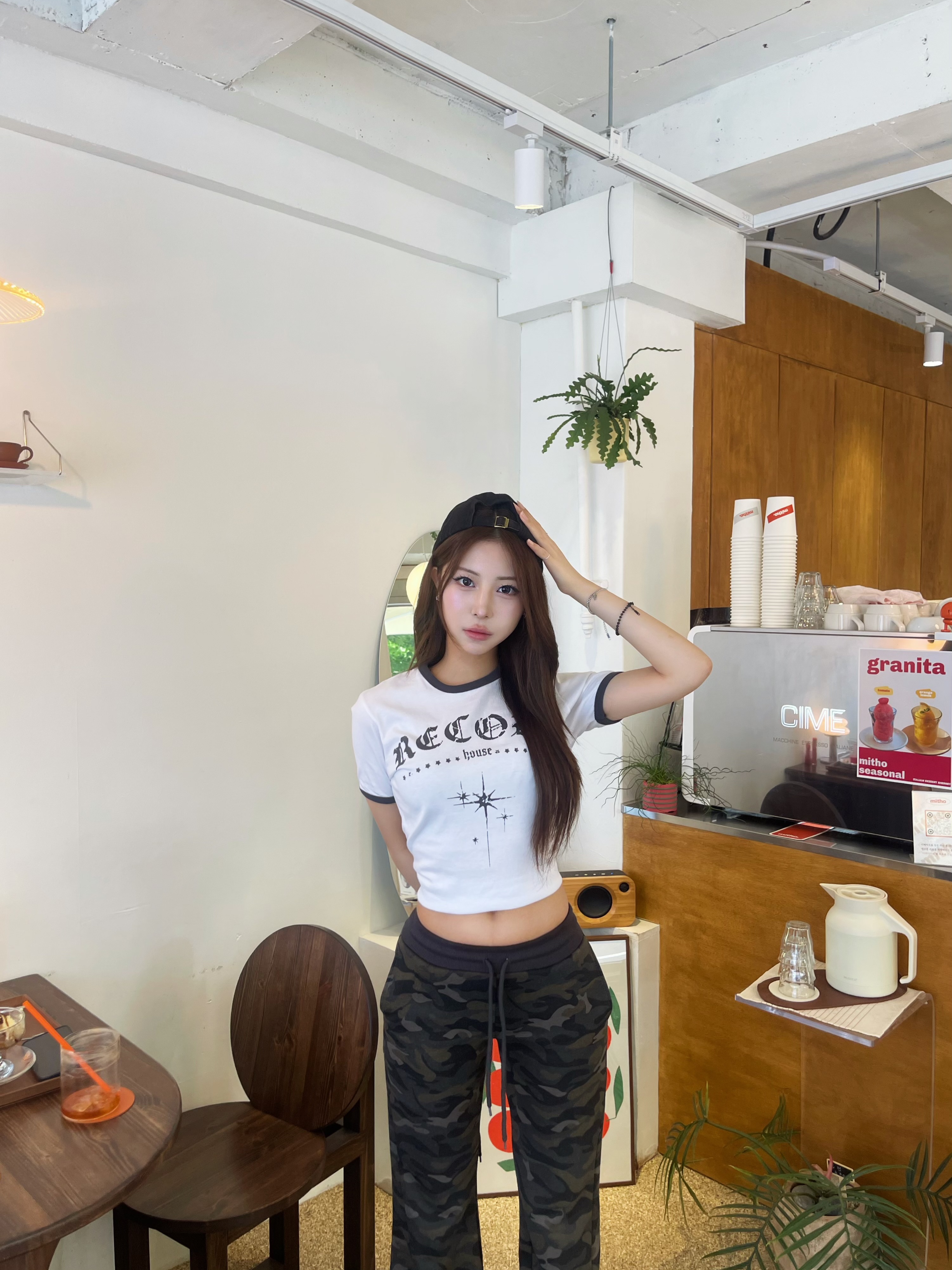 SLOW RECORD HOUSE Unisex RECORD Ringer Tee White 착용 스타일 - 1