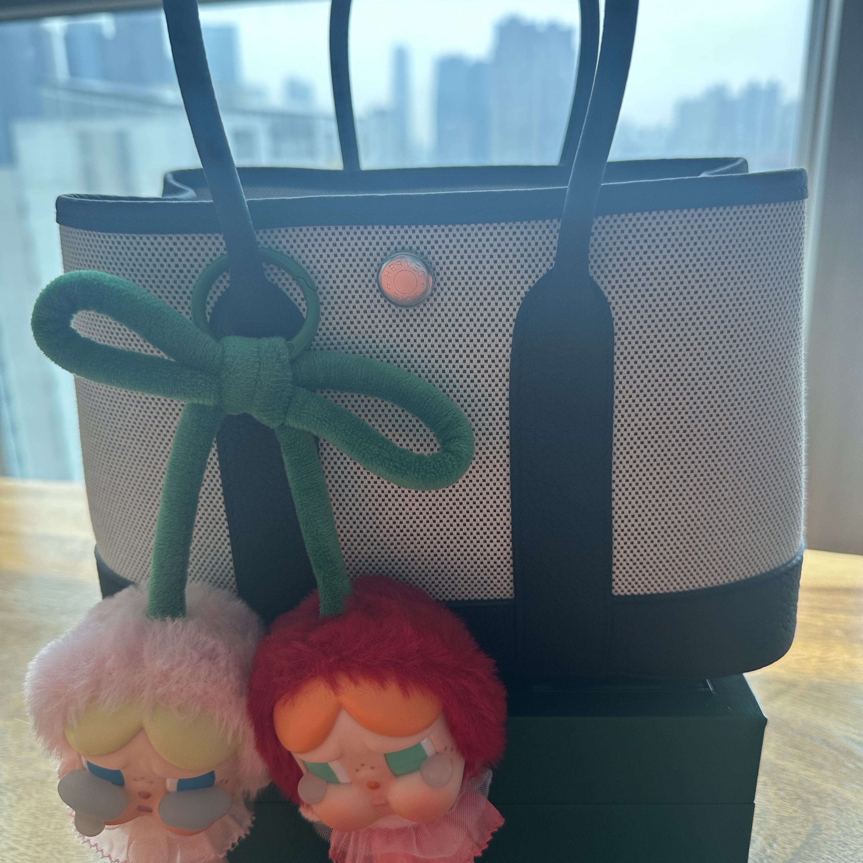 Pop Mart Crybaby Crying For Love Series Vinyl Plush 착용 스타일