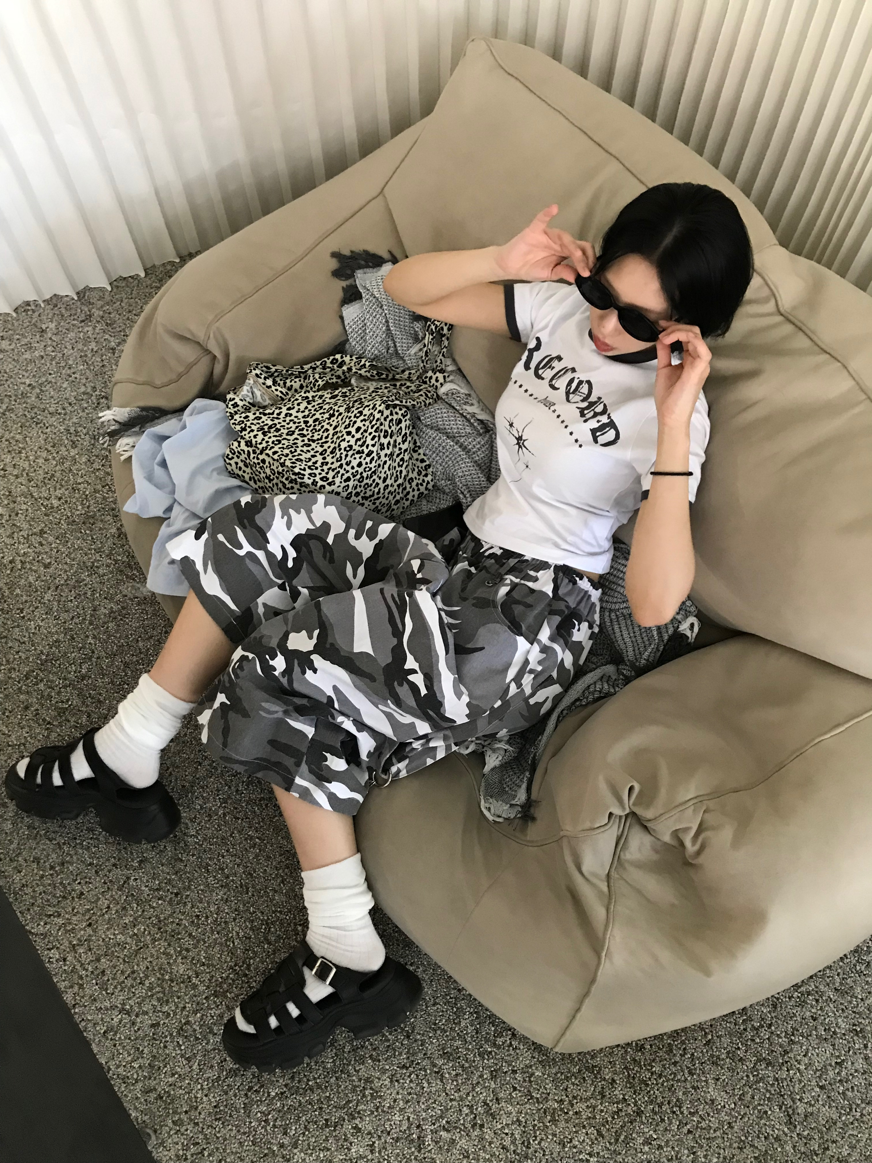 SLOW RECORD HOUSE Carpenter Bermuda Wide Camo Pants White, SLOW RECORD HOUSE Unisex RECORD Ringer Tee White 착용 스타일 - 4