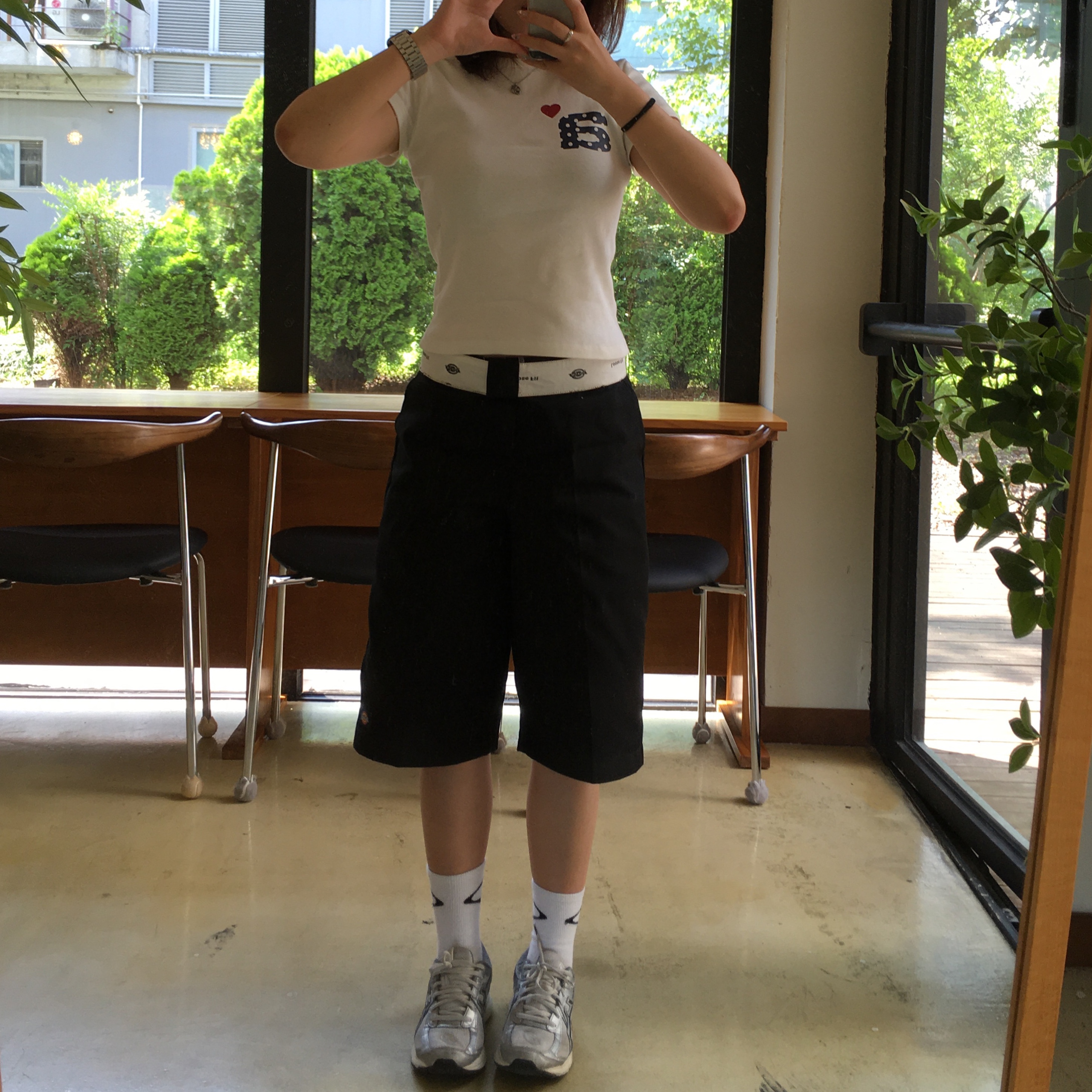 [예약 배송] AEAE Dot Small Letter Tee White, Dickies Loose Fit 13 Inch Flat Front Work Shorts Black 착용 스타일 - 4