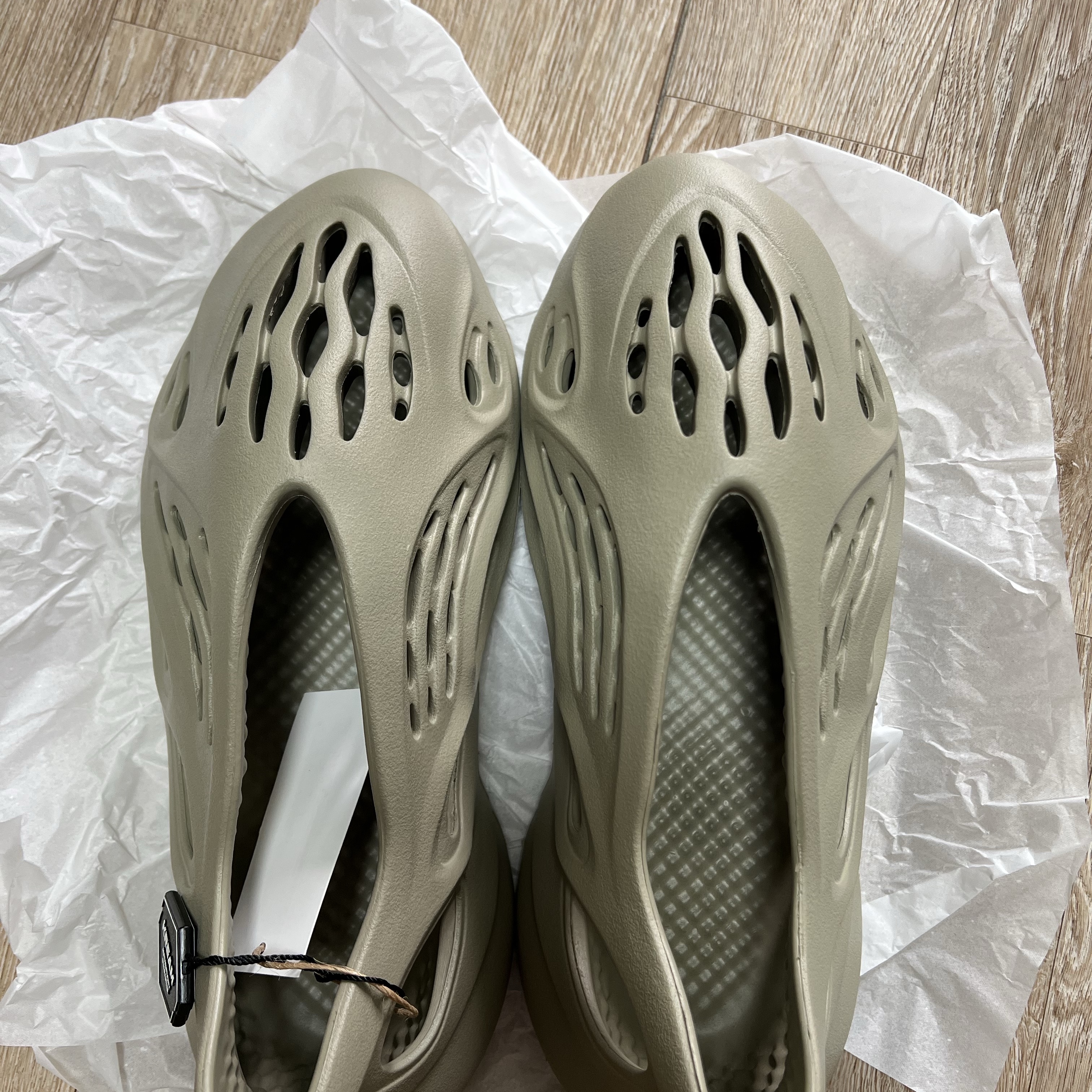 Adidas Yeezy Foam RNNR Stone Salt 착용 스타일 - 1