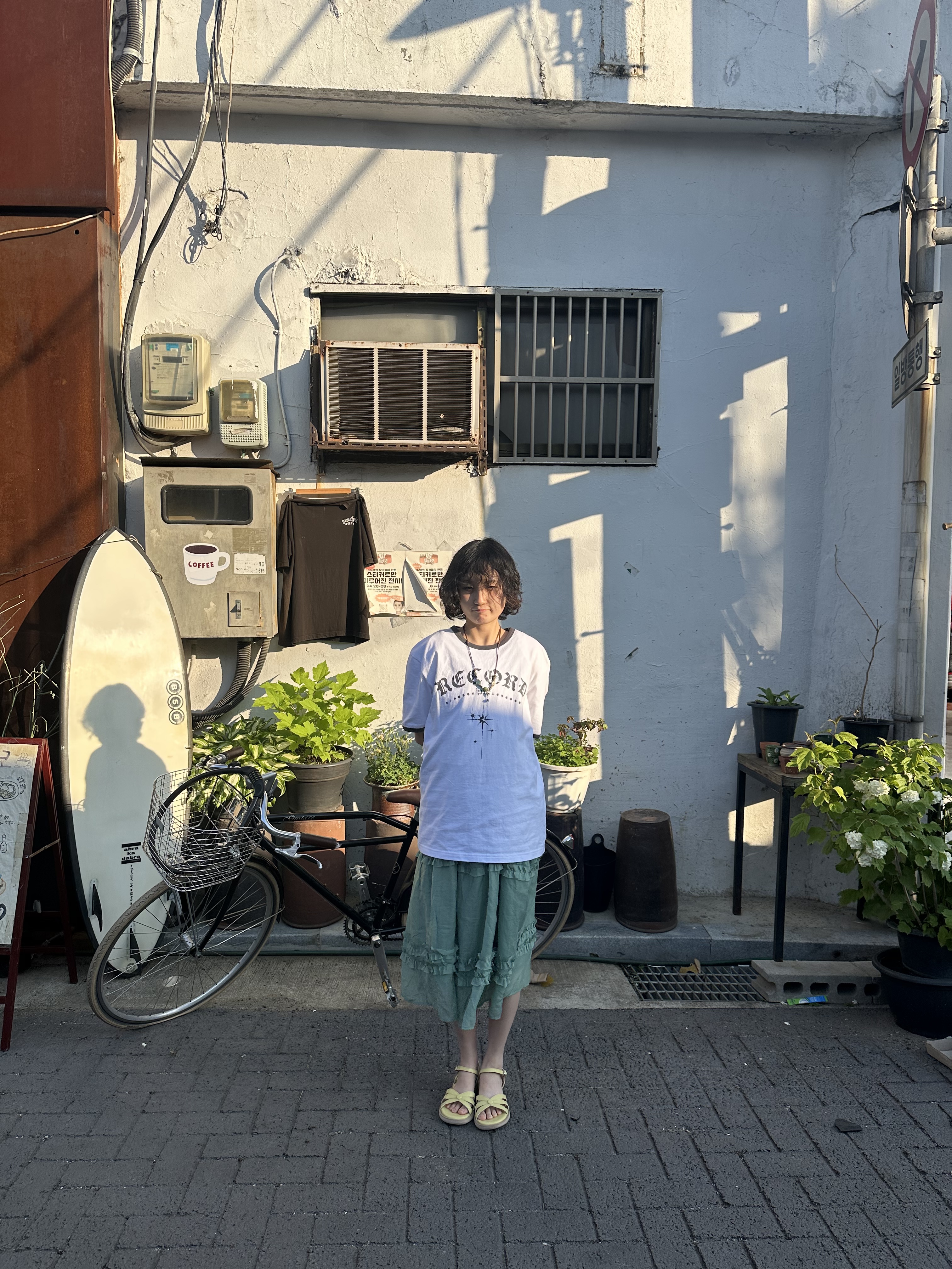 SLOW RECORD HOUSE Unisex RECORD Ringer Tee White 착용 스타일 - 9