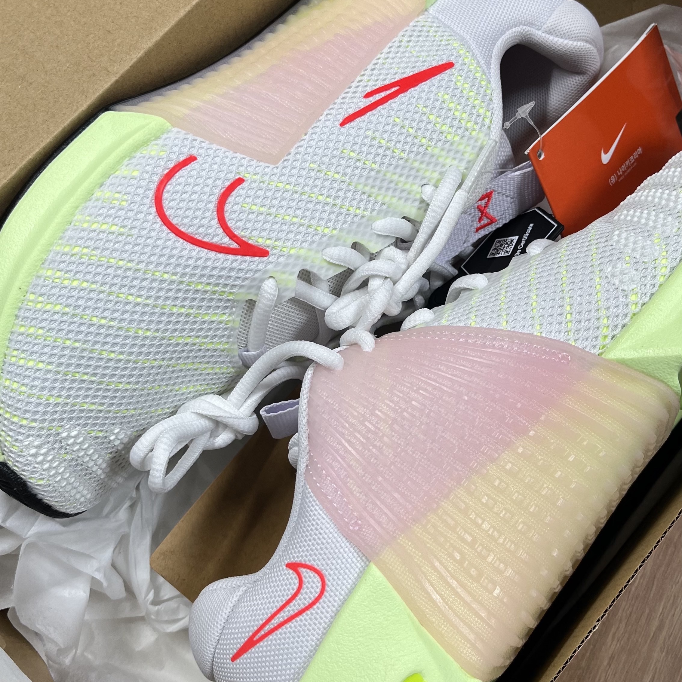 (W) Nike Metcon 9 White Volt Barely Volt Bright Crimson 착용 스타일
