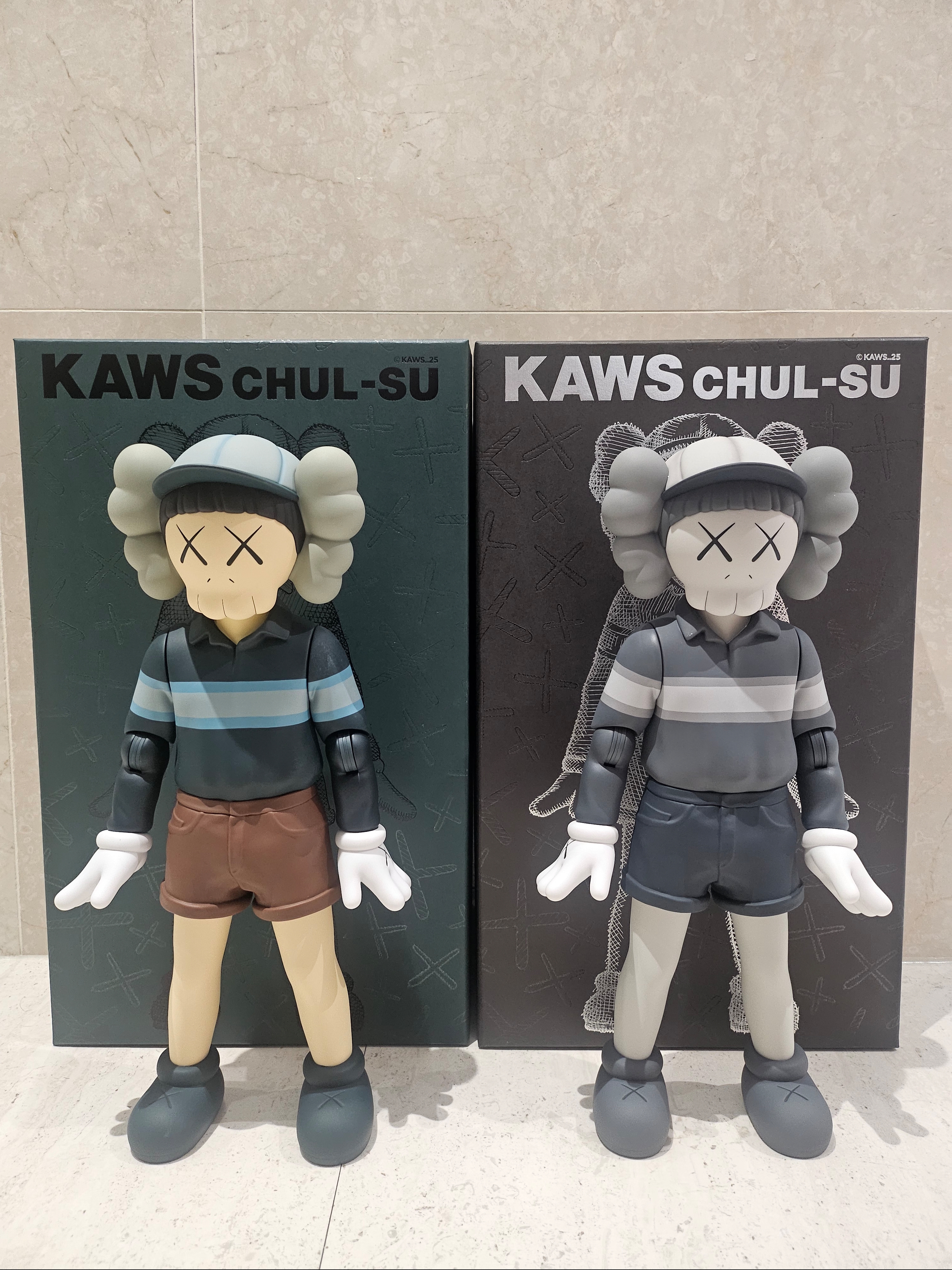 Kaws x Squid Game Chul-Su Vinyl Figure Coloured, Kaws x Squid Game Chul-Su Vinyl Figure Monotone 착용 스타일