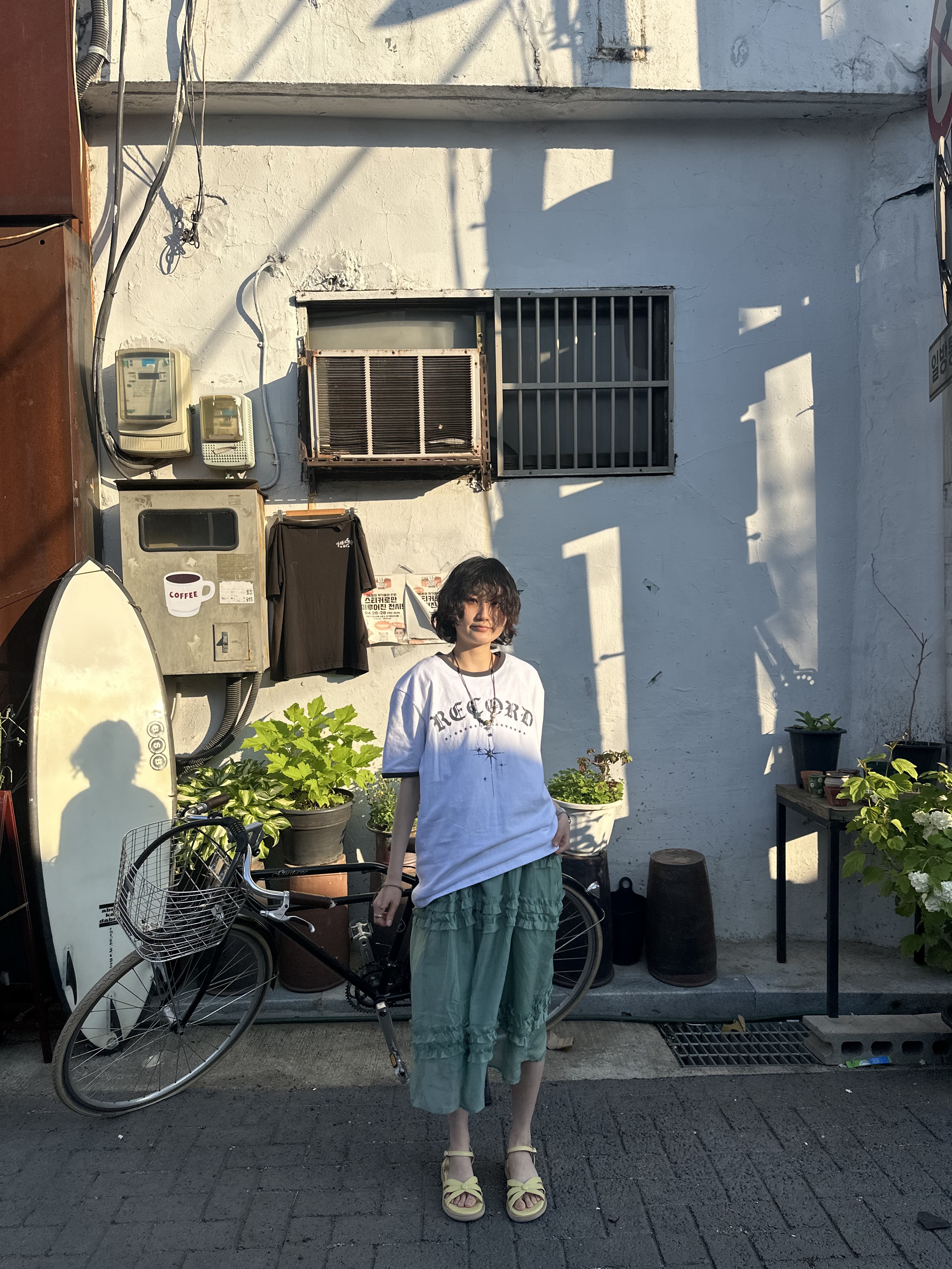 SLOW RECORD HOUSE Unisex RECORD Ringer Tee White 착용 스타일 - 6