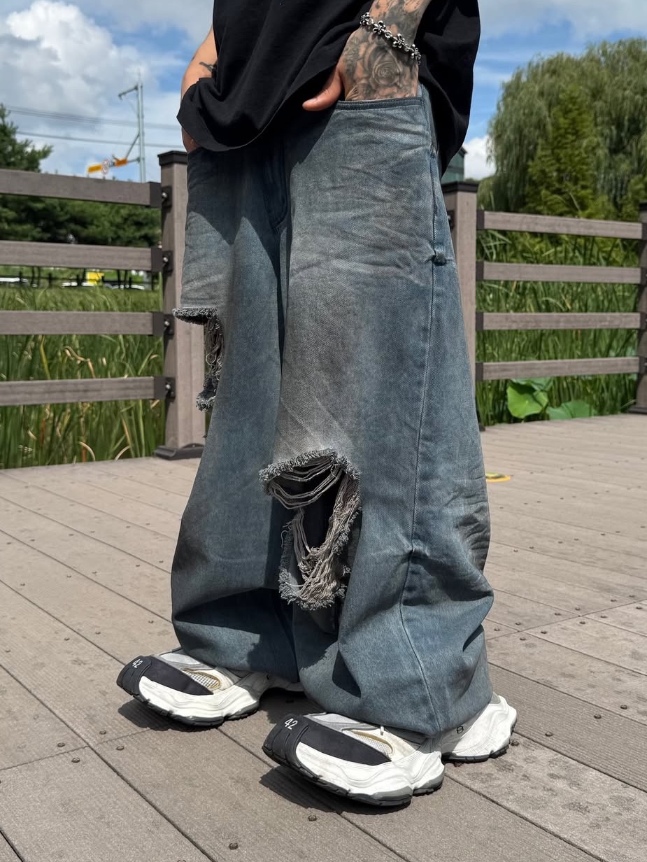 BLR Destroyed Oil Washed Wide Denim Pants Light Blue, Balenciaga Cargo Sneakers White Grey 착용 스타일