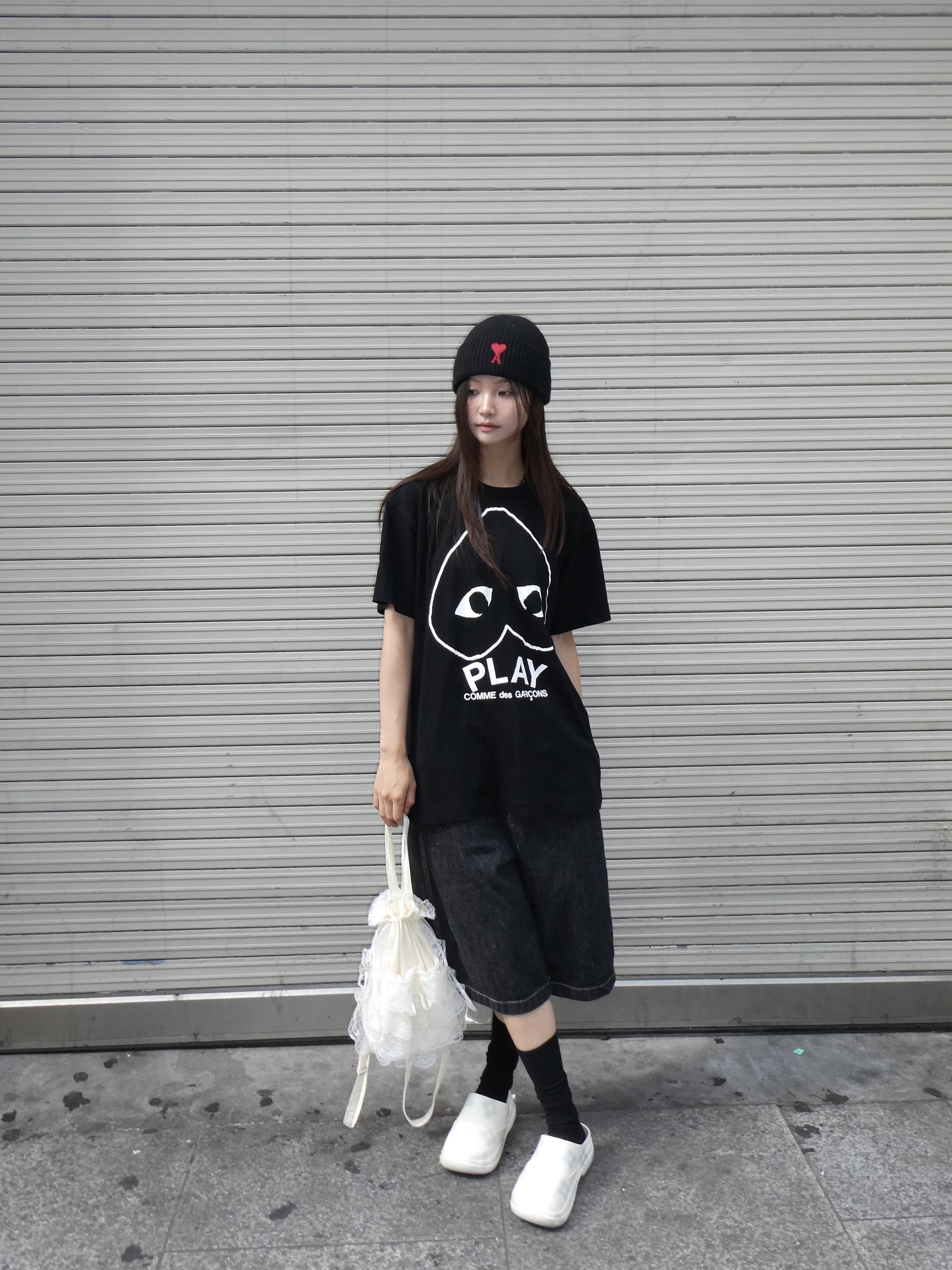 AMI de Coeur Beanie Black Red, Play Comme Des Garcons Inverted Heart Logo T-Shirt Black 착용 스타일 - 3