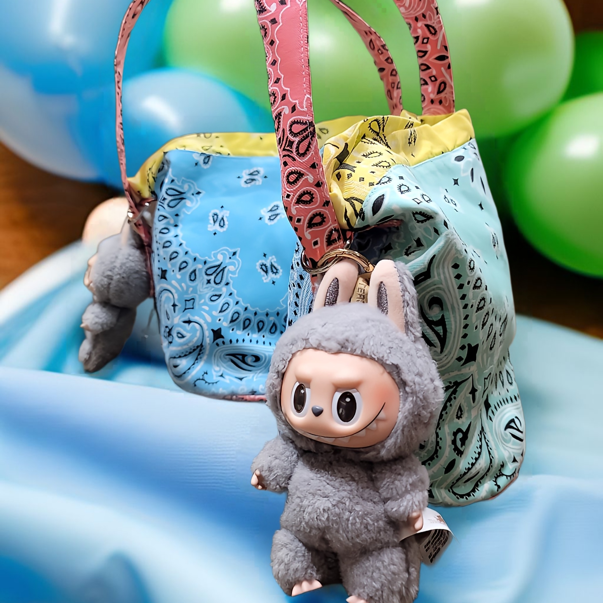 Pop Mart Labubu The Monsters Labubu Tasty Macarons Series Sesame Bean Keyring (Opened Case) 착용 스타일