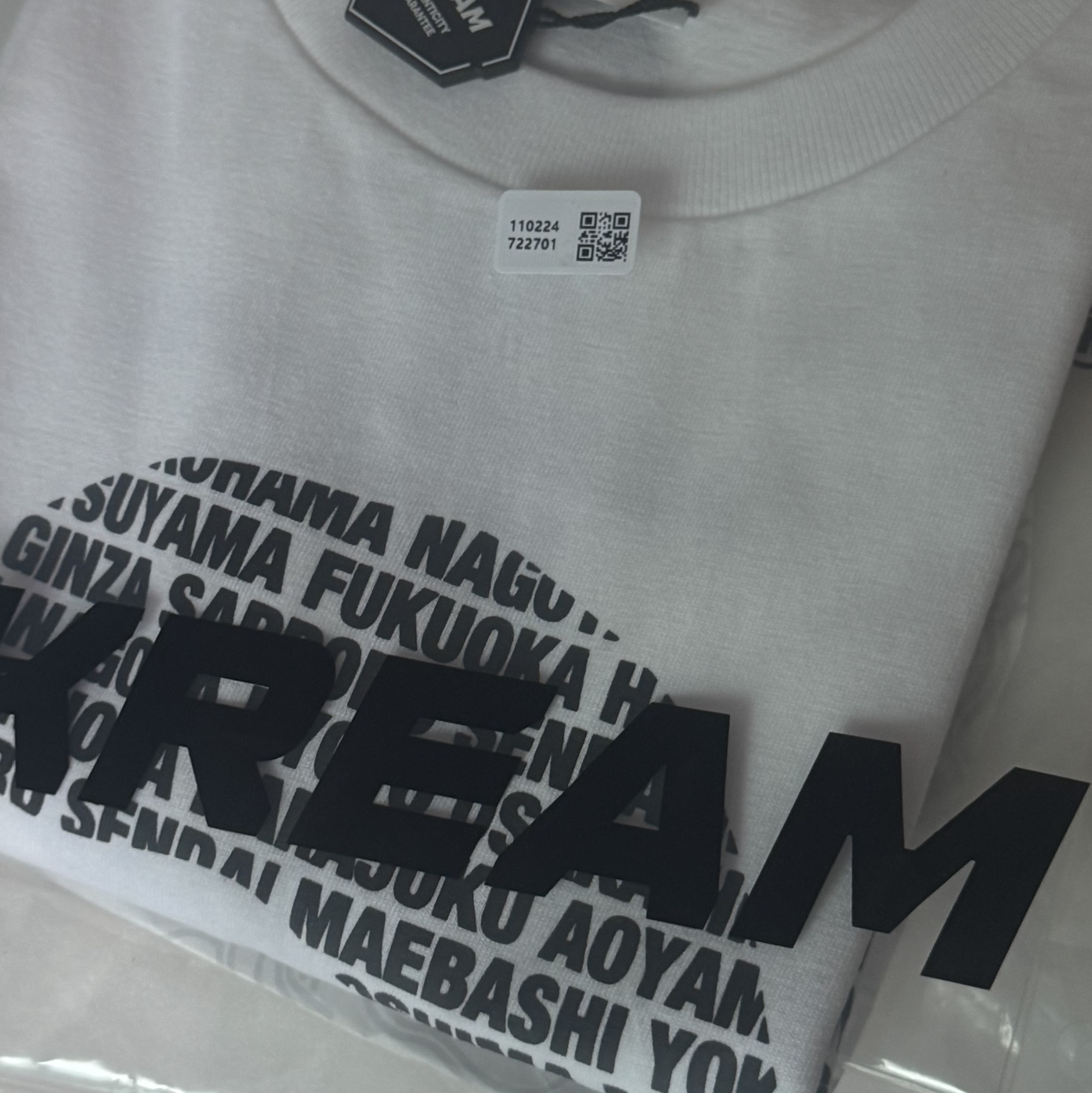 BAPE Japan Ape Head T-Shirt White, Crocs Classic Clog Quartz 착용 스타일 - 2