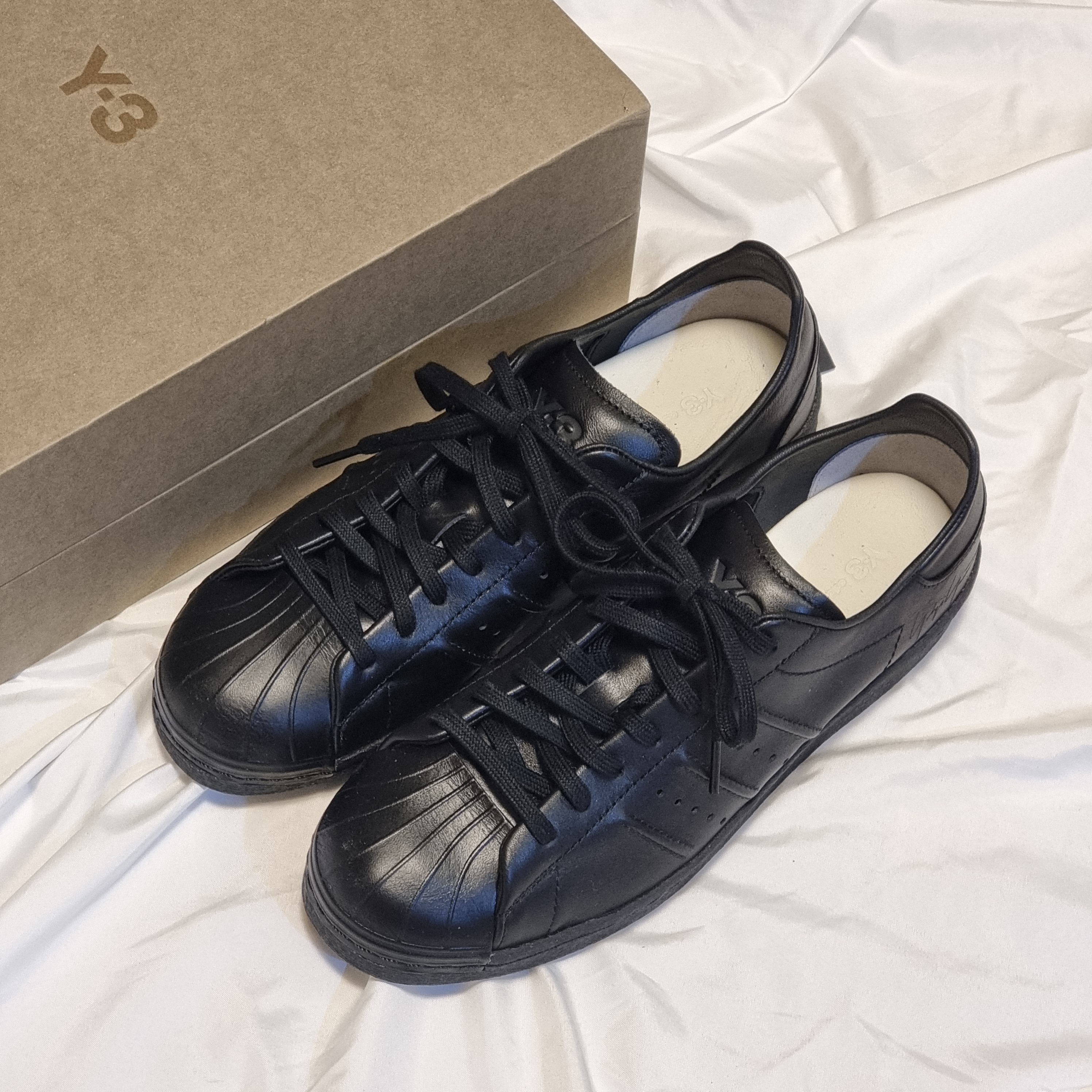 Y-3 Superstar Triple Black 착용 스타일 - 1