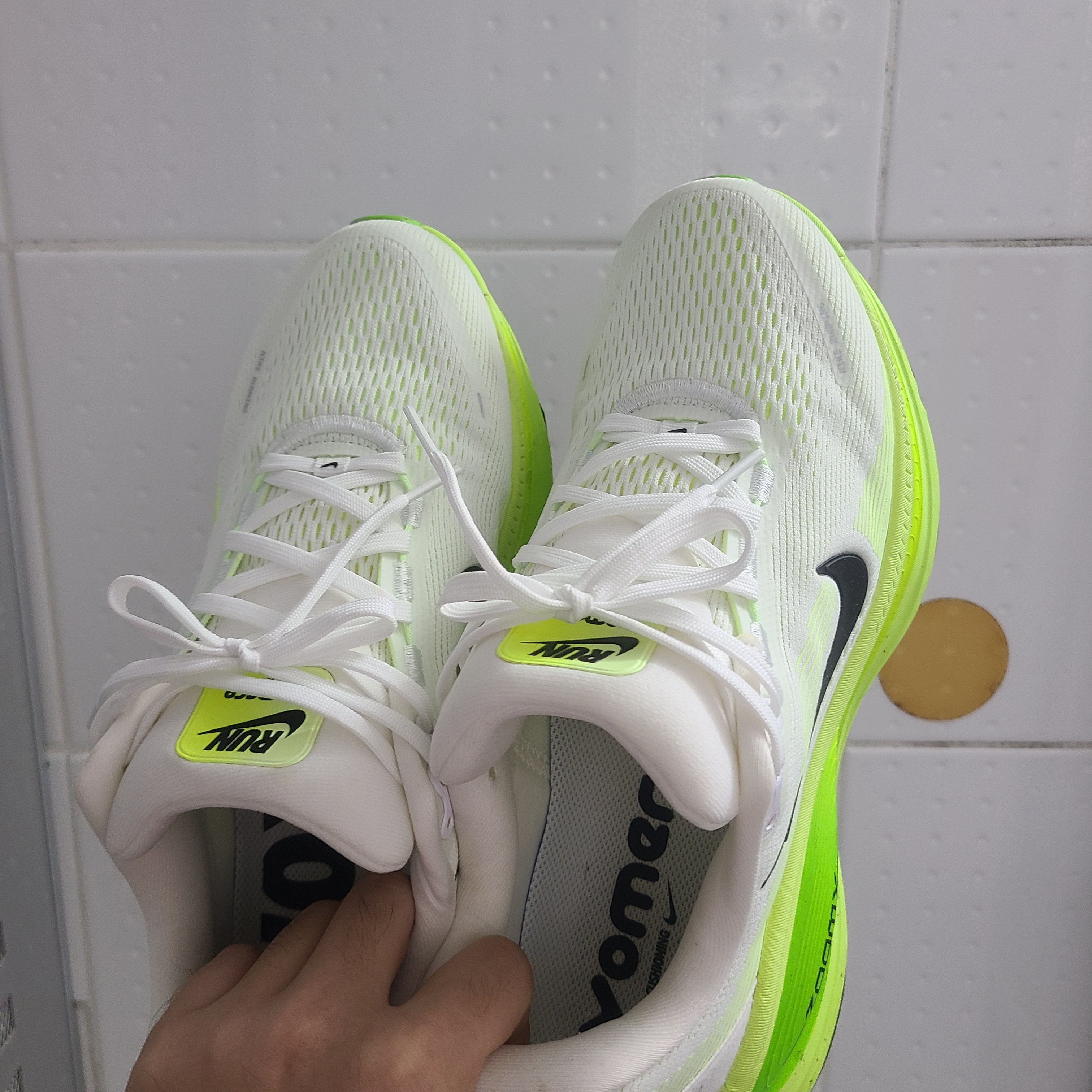 Nike Vomero 18 White Electric Green 착용 스타일