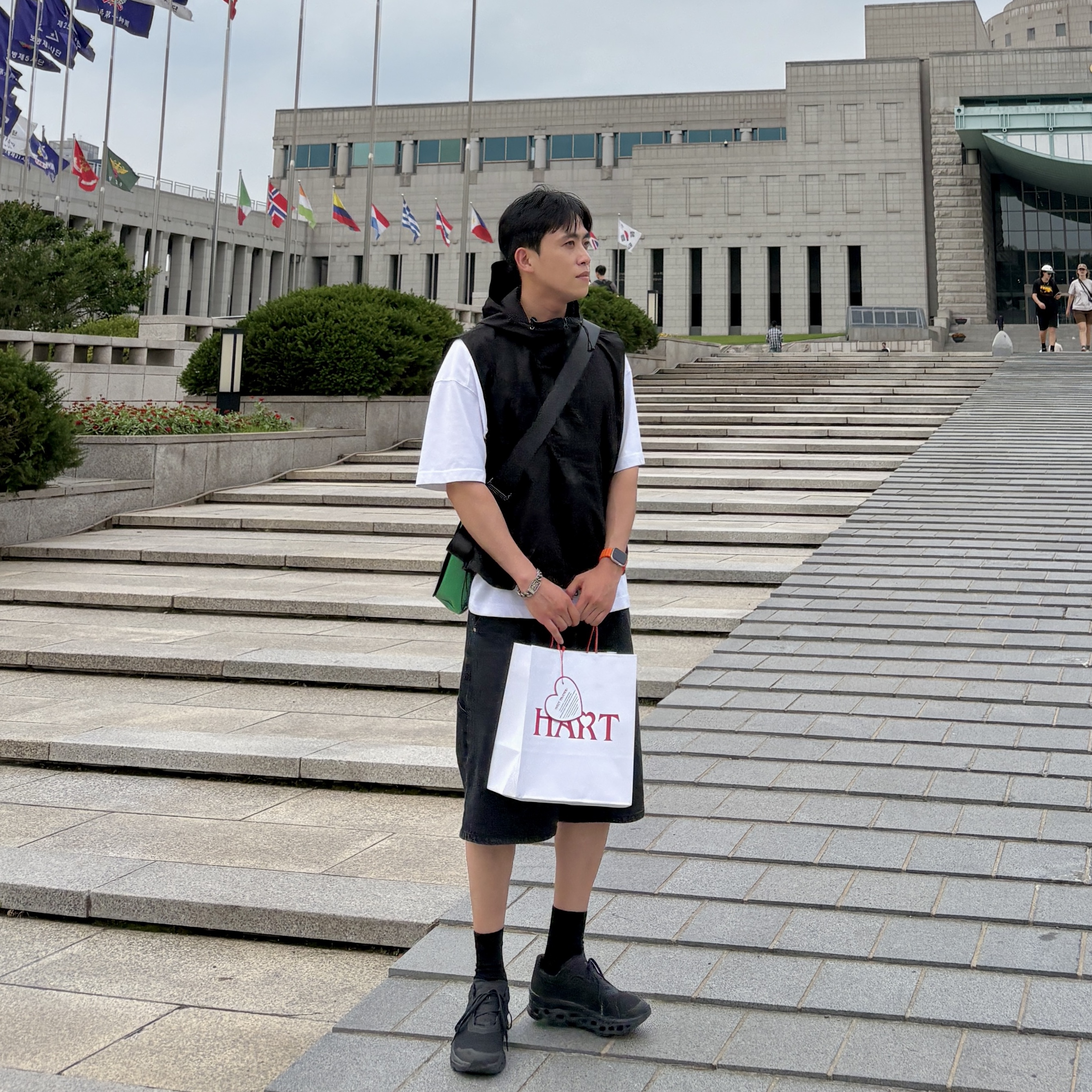 On Running Cloudmonster Void Black, FREITAG Boutique Unisex F14 DEXTER 0406 Cross Bag 착용 스타일 - 3