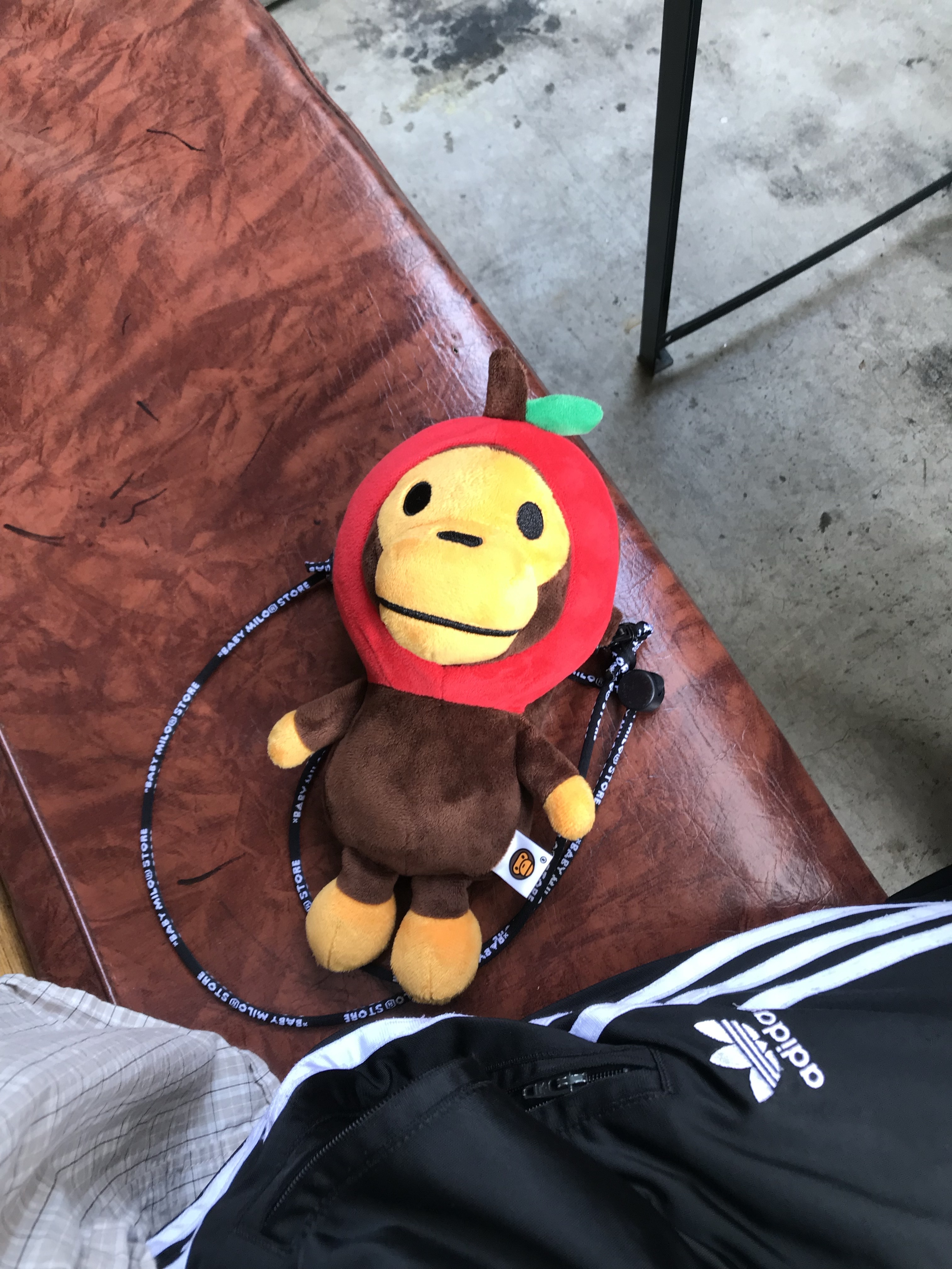 BAPE Baby Milo Plush Mobile Bag Red 착용 스타일 - 1
