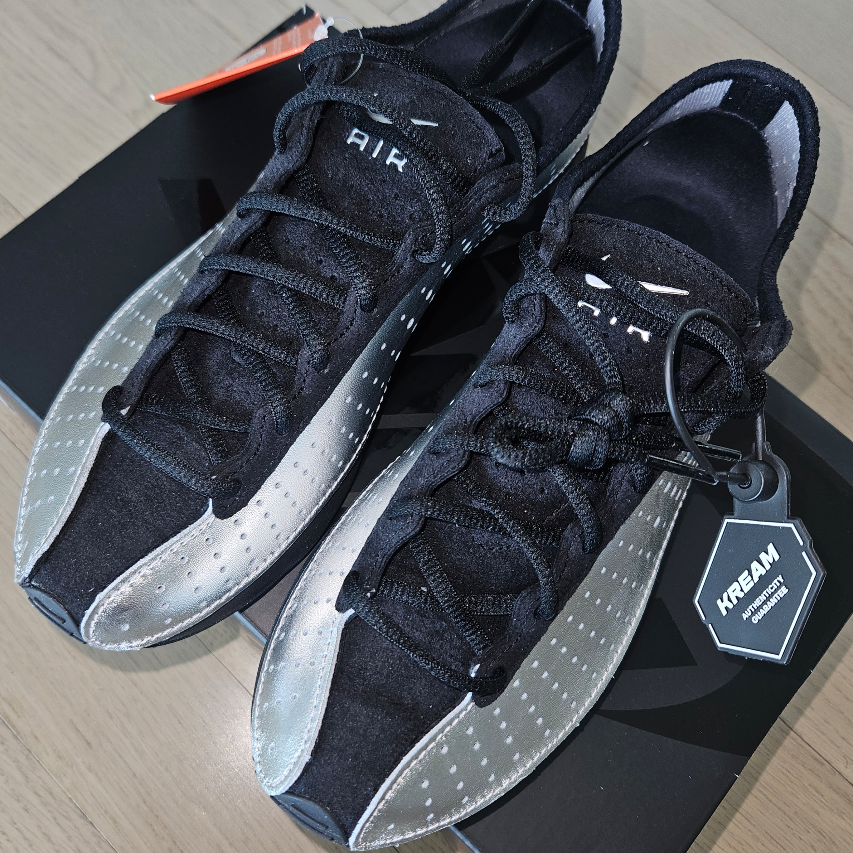 (W) Nike Air Superfly Metallic Silver and Black 착용 스타일 - 3