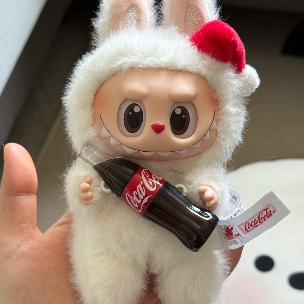 Pop Mart Labubu Coca Cola Series Surprise Shake Keyring (Opened Case) 착용 스타일