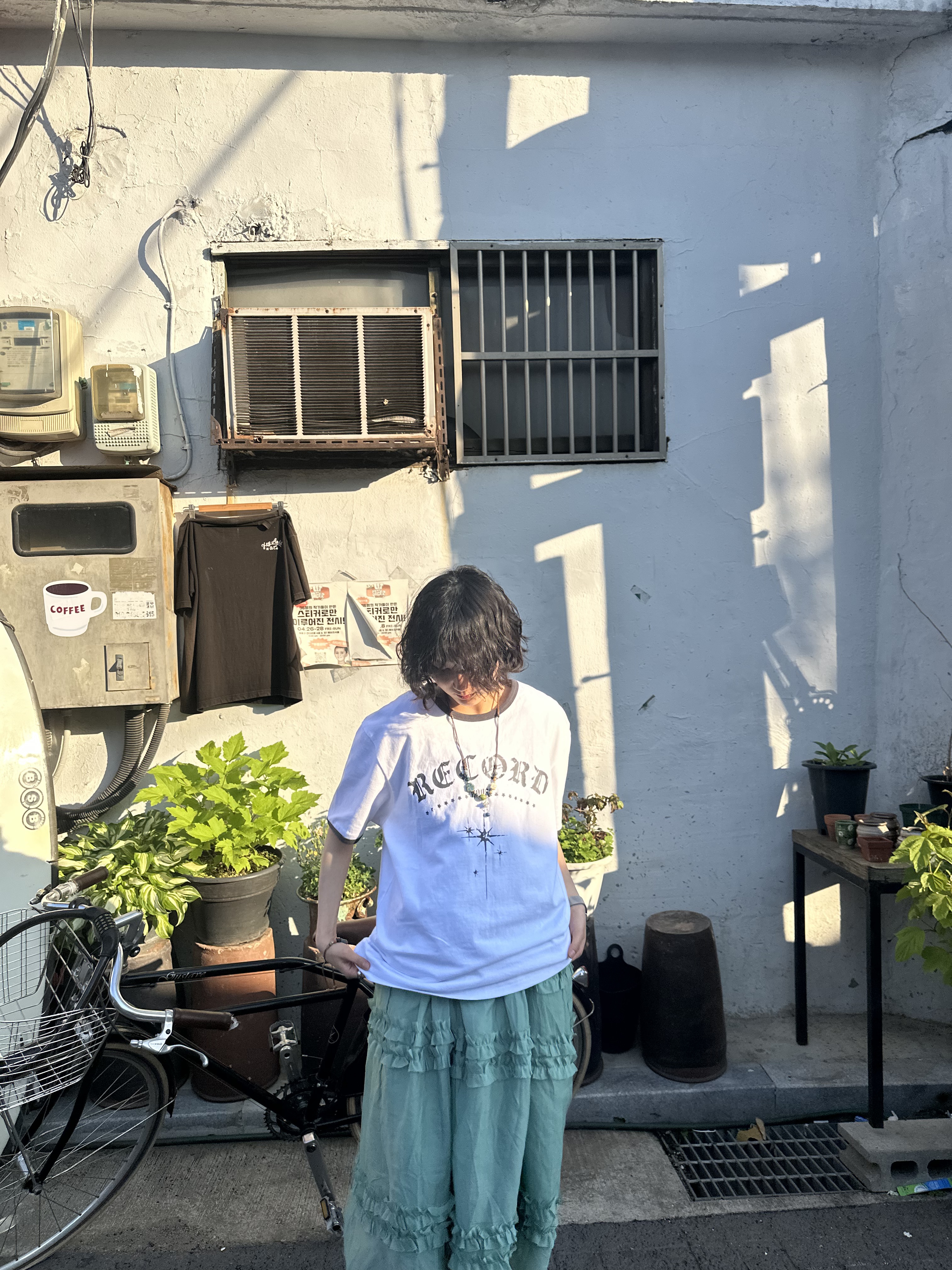 SLOW RECORD HOUSE Unisex RECORD Ringer Tee White 착용 스타일 - 8