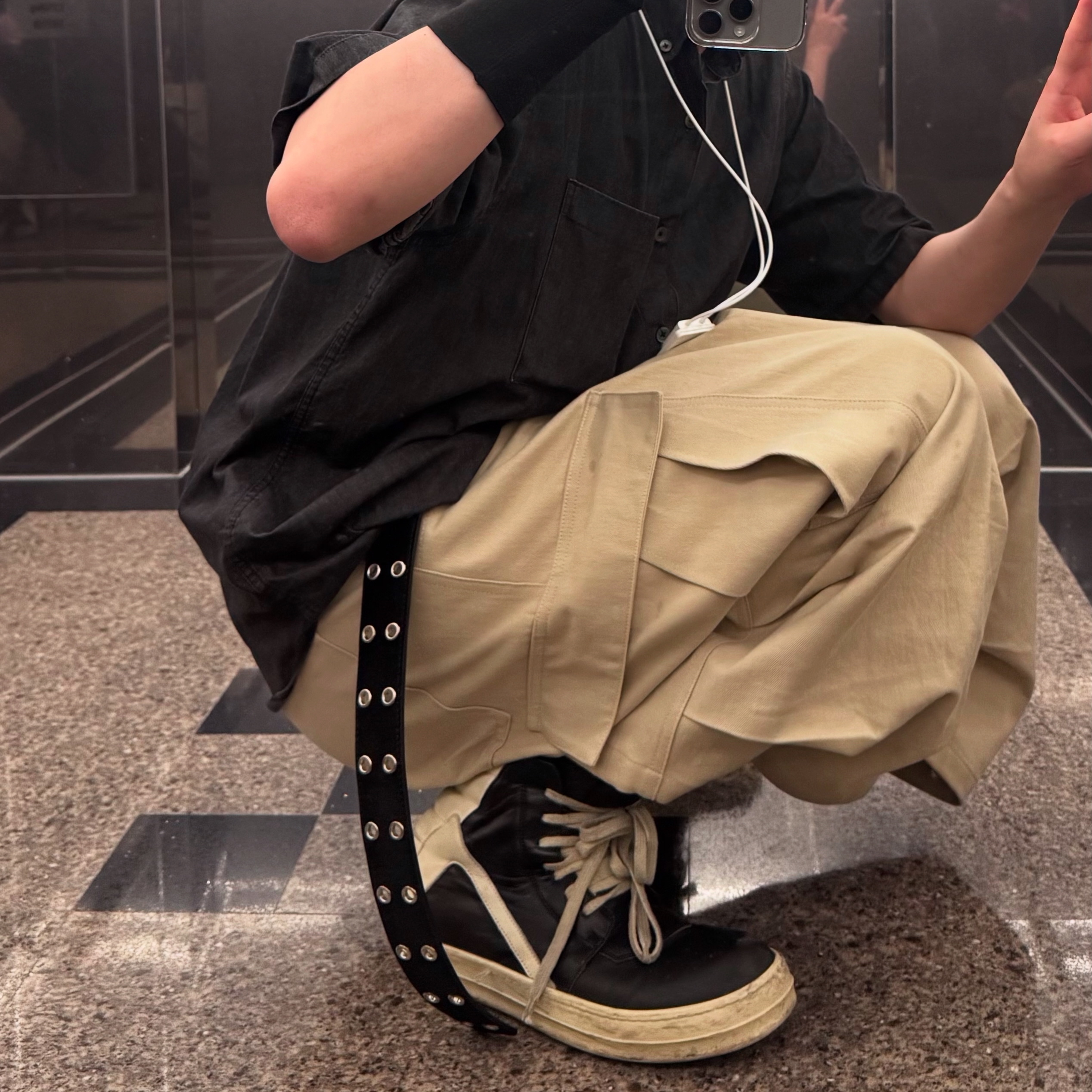 Nonnod Side Cargo Shorts Beige, Kamien x MJD Double Hole Belt Black Shearling Calfskin 착용 스타일 - 1