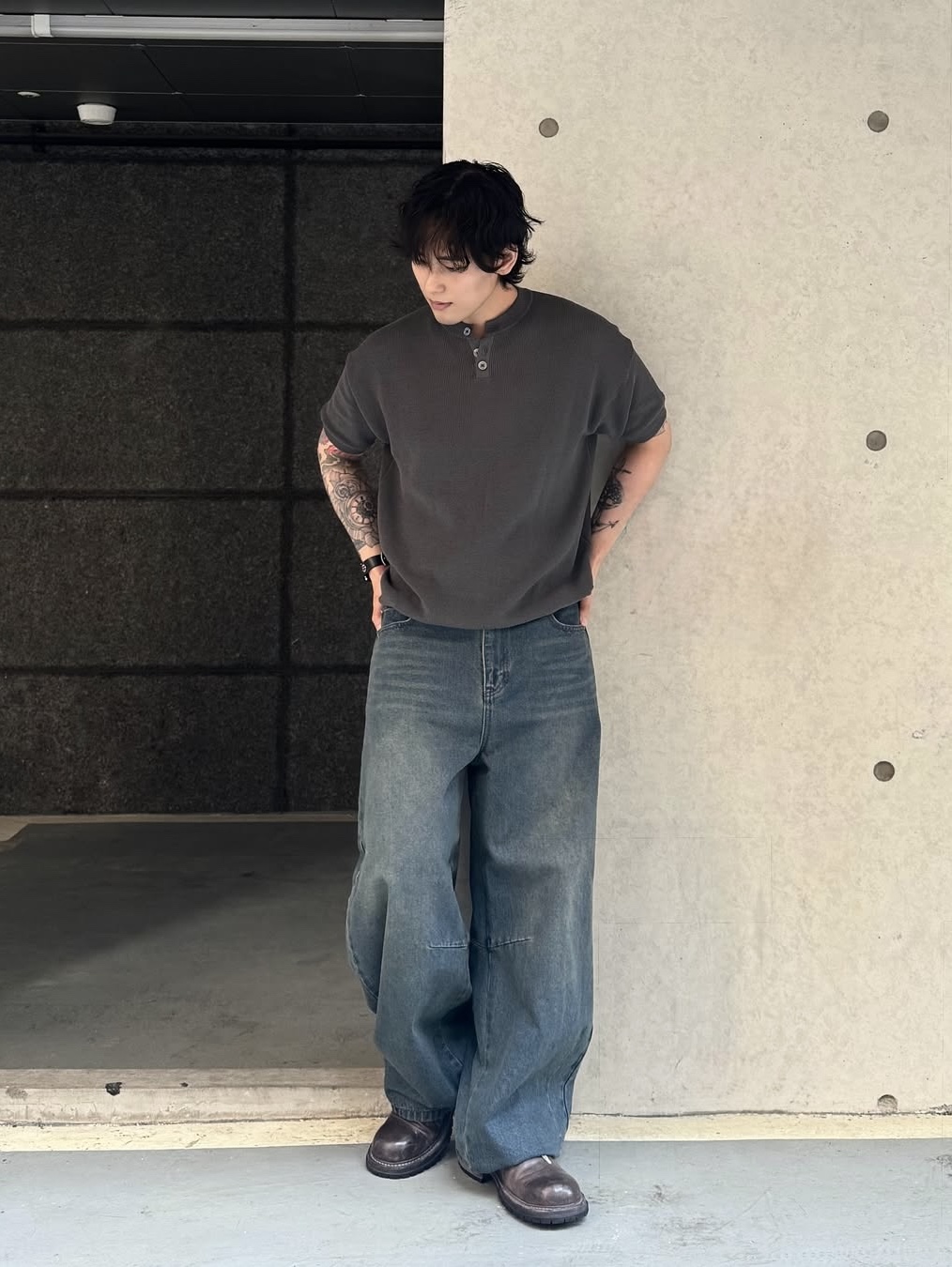 Knitted Coolever Henley Neck Half Sleeve Knit Charcoal 착용 스타일