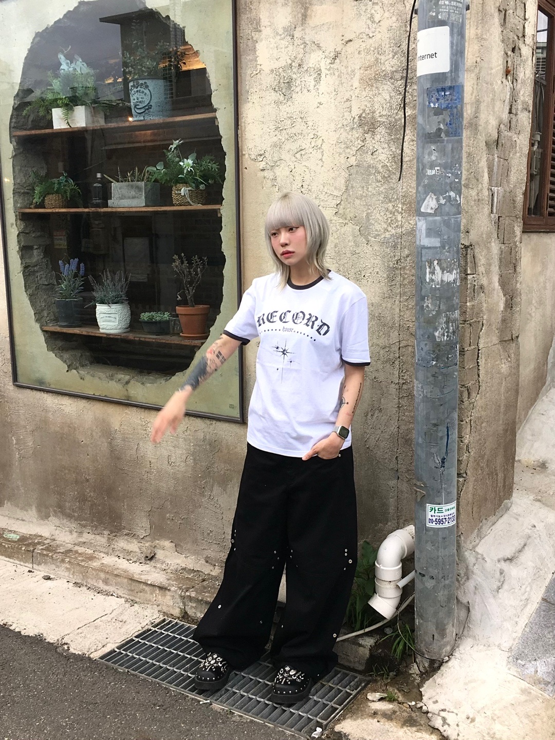 SLOW RECORD HOUSE Unisex RECORD Ringer Tee White 착용 스타일 - 9