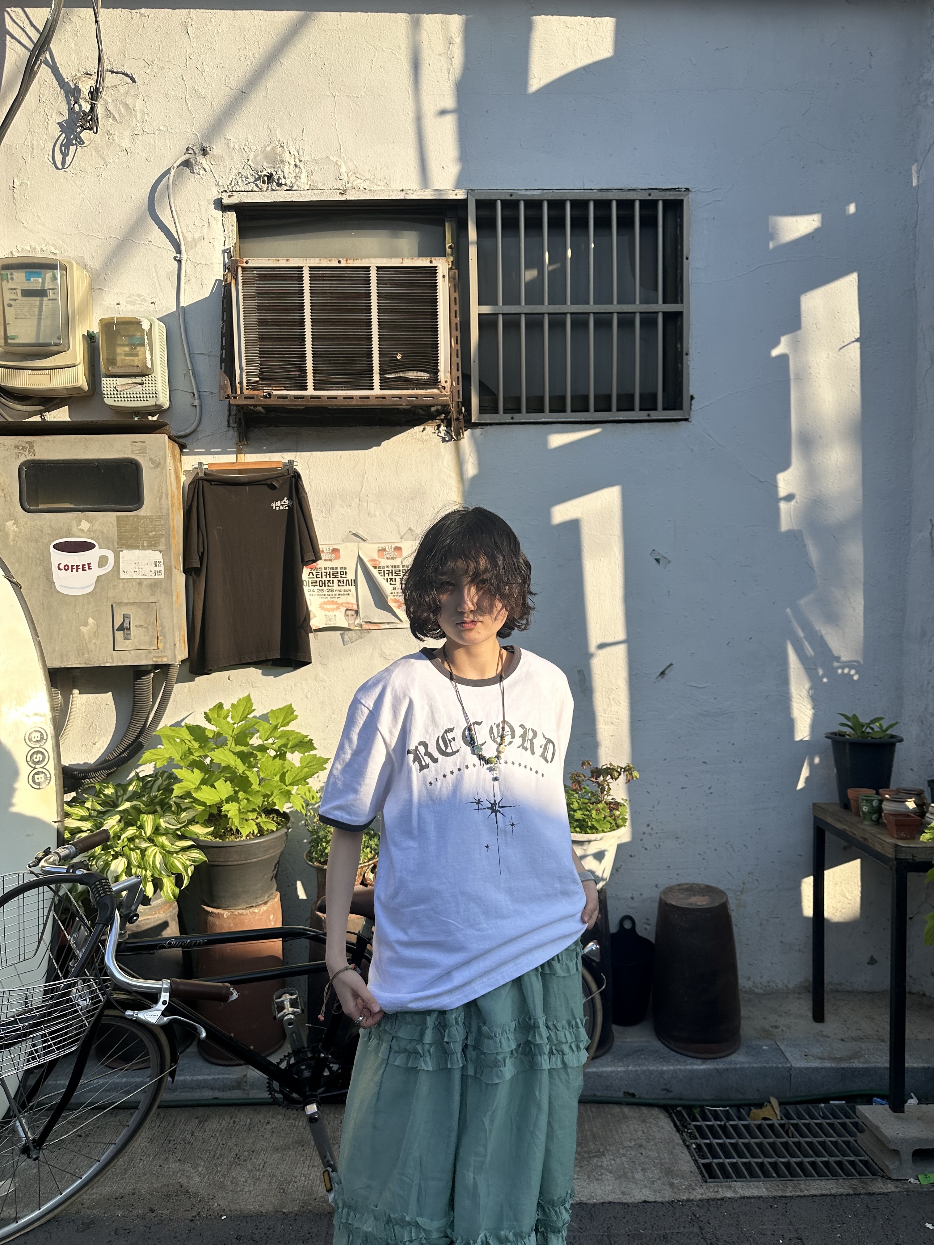 SLOW RECORD HOUSE Unisex RECORD Ringer Tee White 착용 스타일 - 3